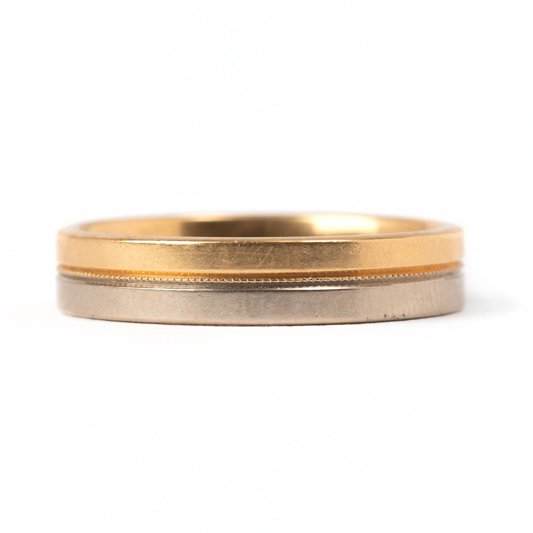 RING. 18K guld och vitguld, Schalins, Östersund.