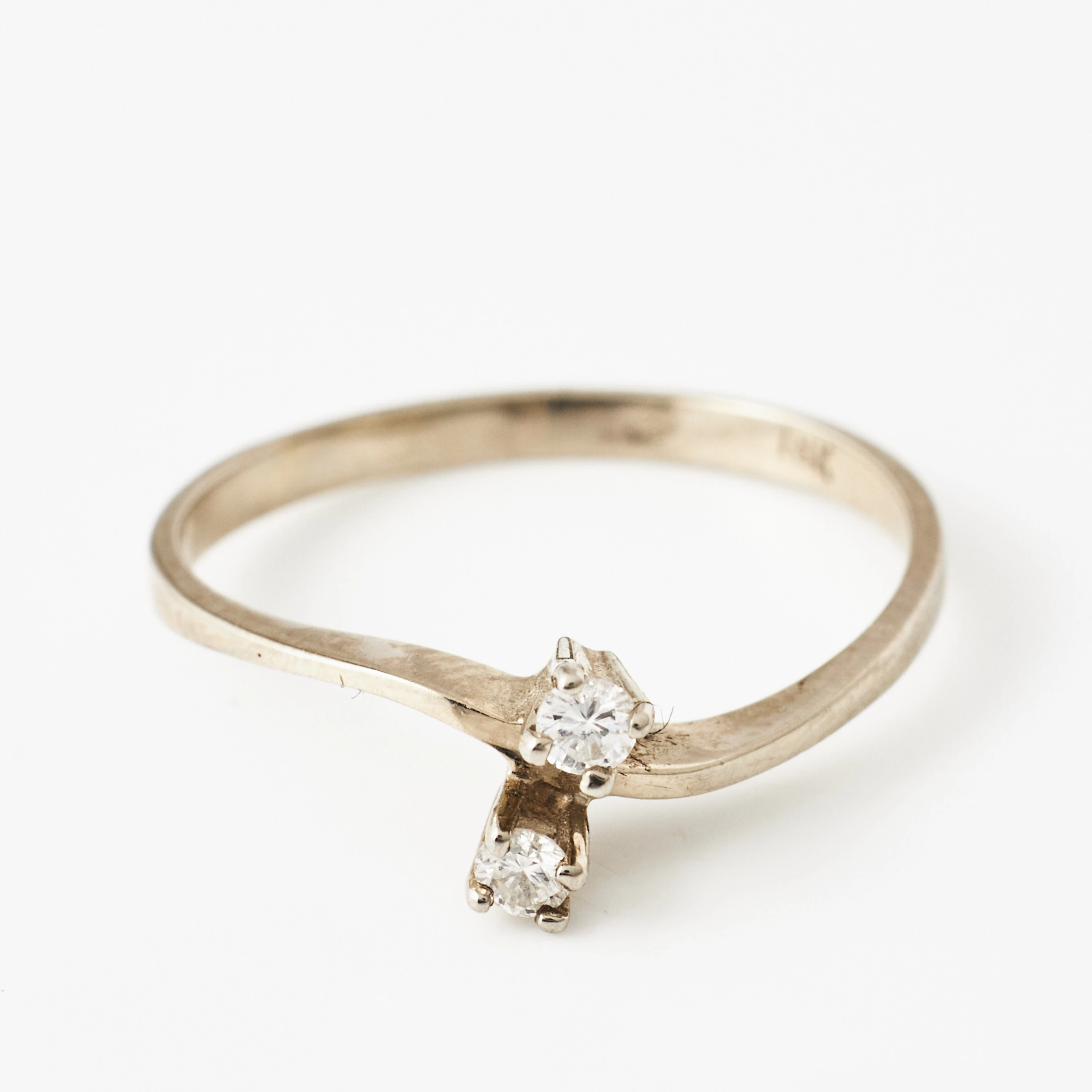 SYSKONRING, 18 k rodierat vitguld, 2 fasettslipade vita stenar, svensk