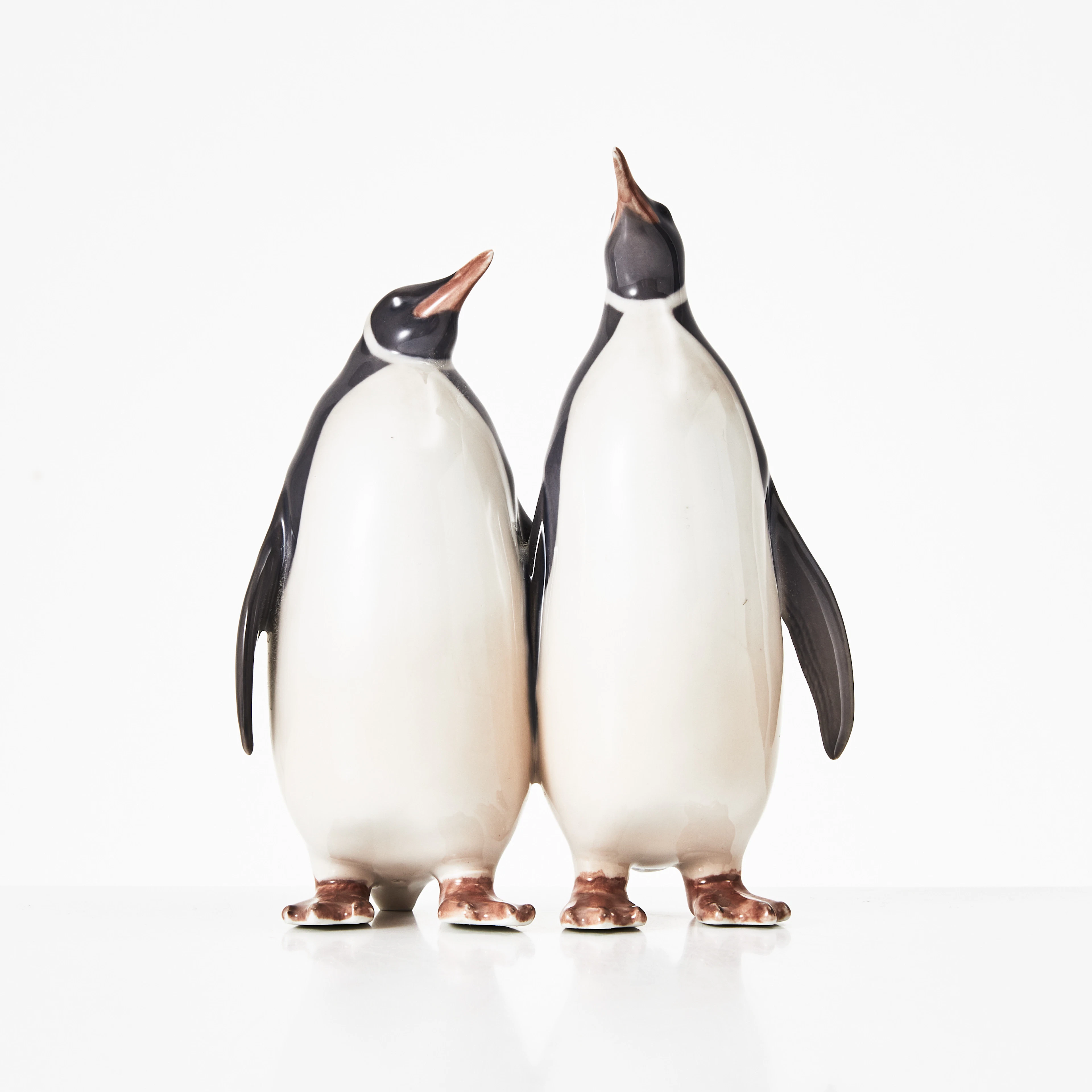 THEODOR MADSEN. Figurin, nr. 2918, pingviner, porslin, Royal Copenhagen.