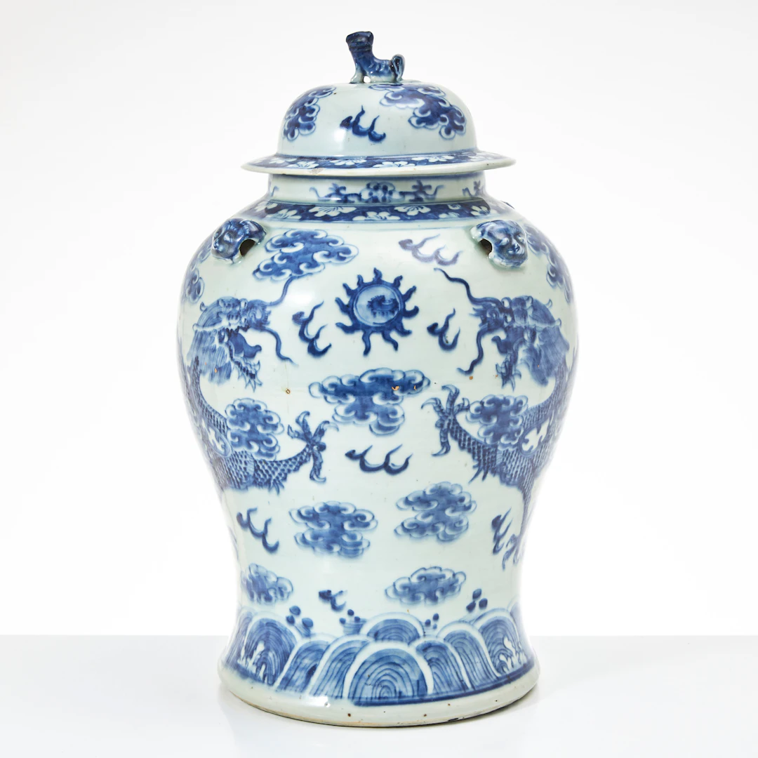 LOCKURNA, porslin, Kina, 1900-talets början, balusterformad, dekor