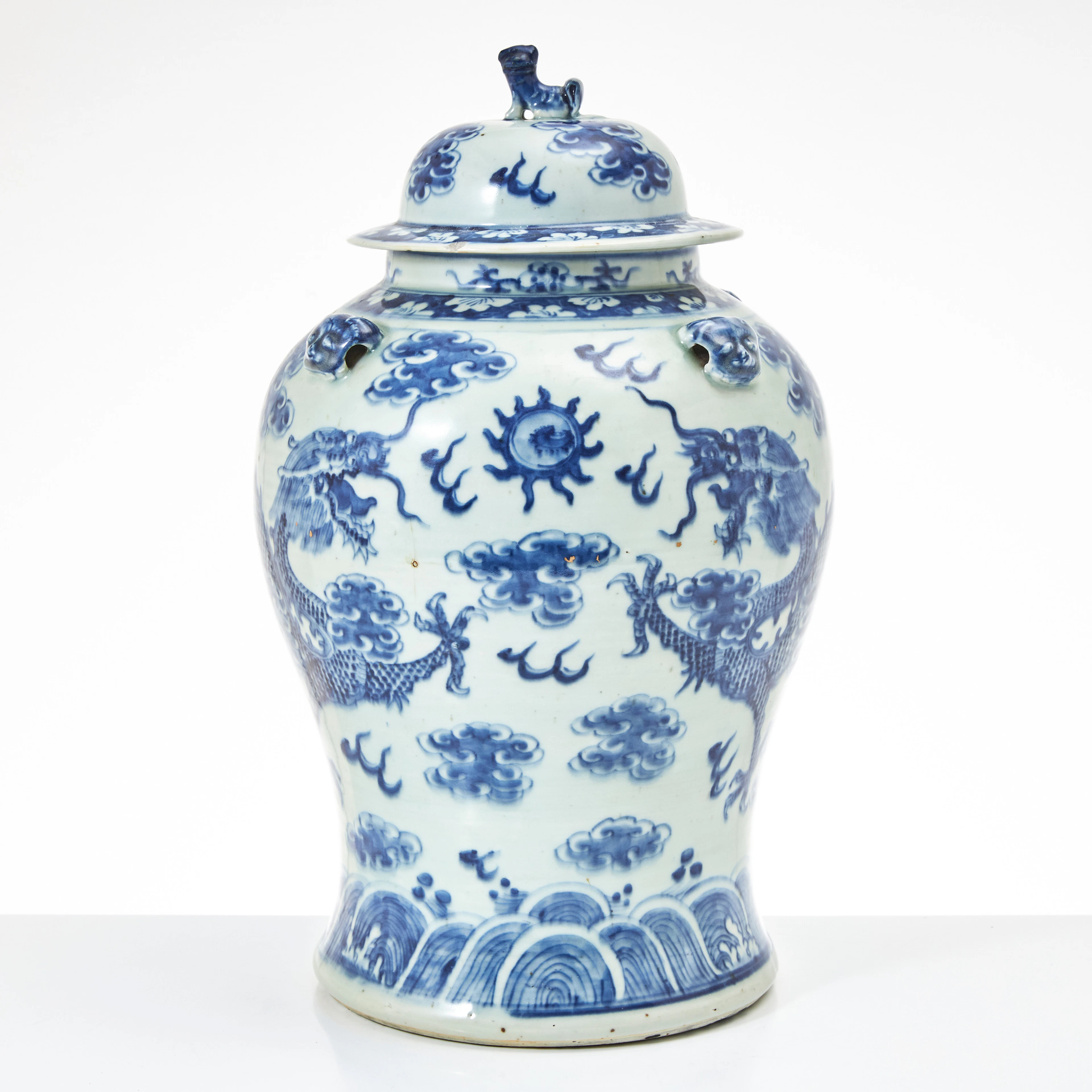 LOCKURNA, porslin, Kina, 1900-talets början, balusterformad, dekor