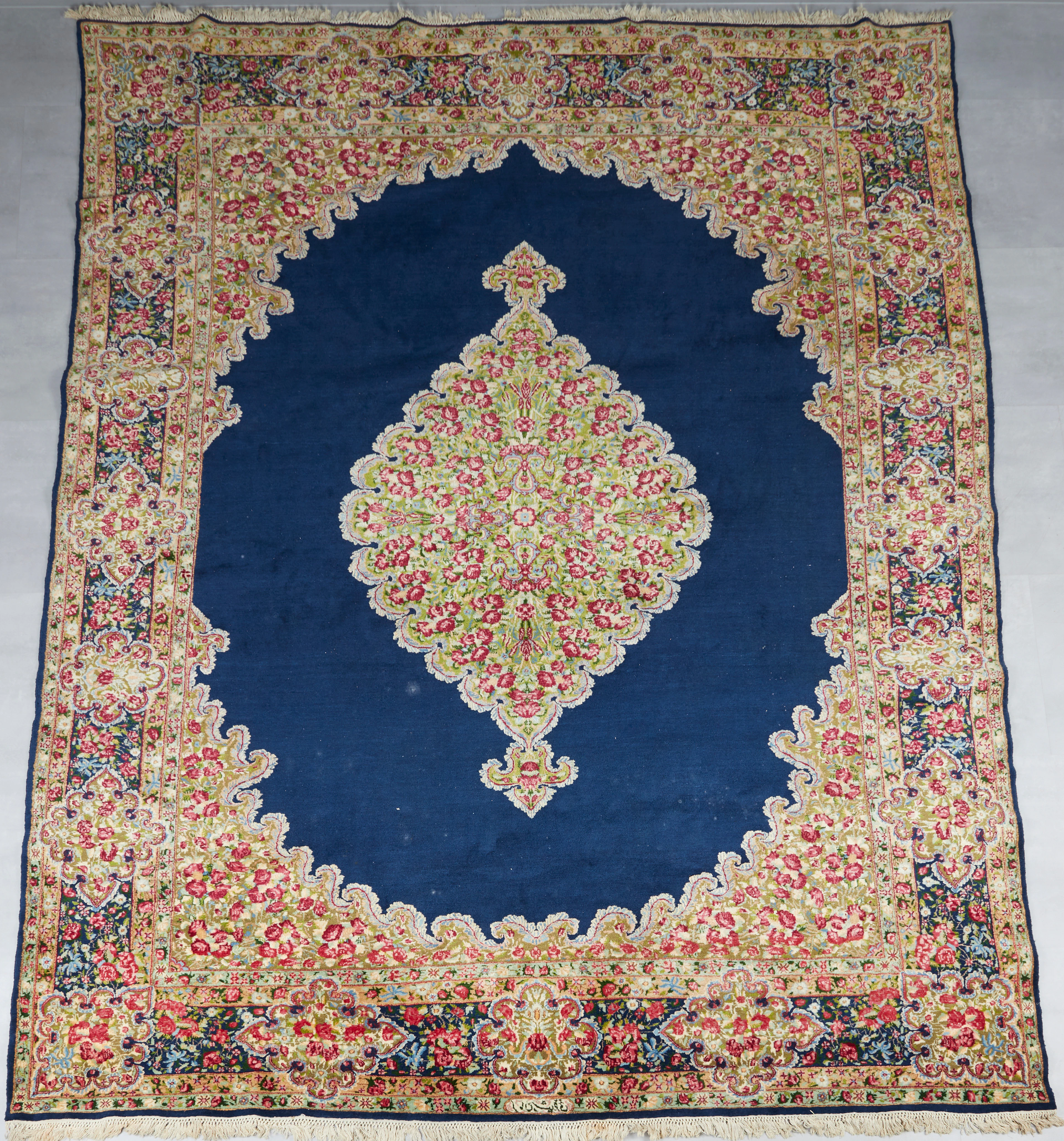 Orientteppich mit floralen Ornamenten, 385x290cm.