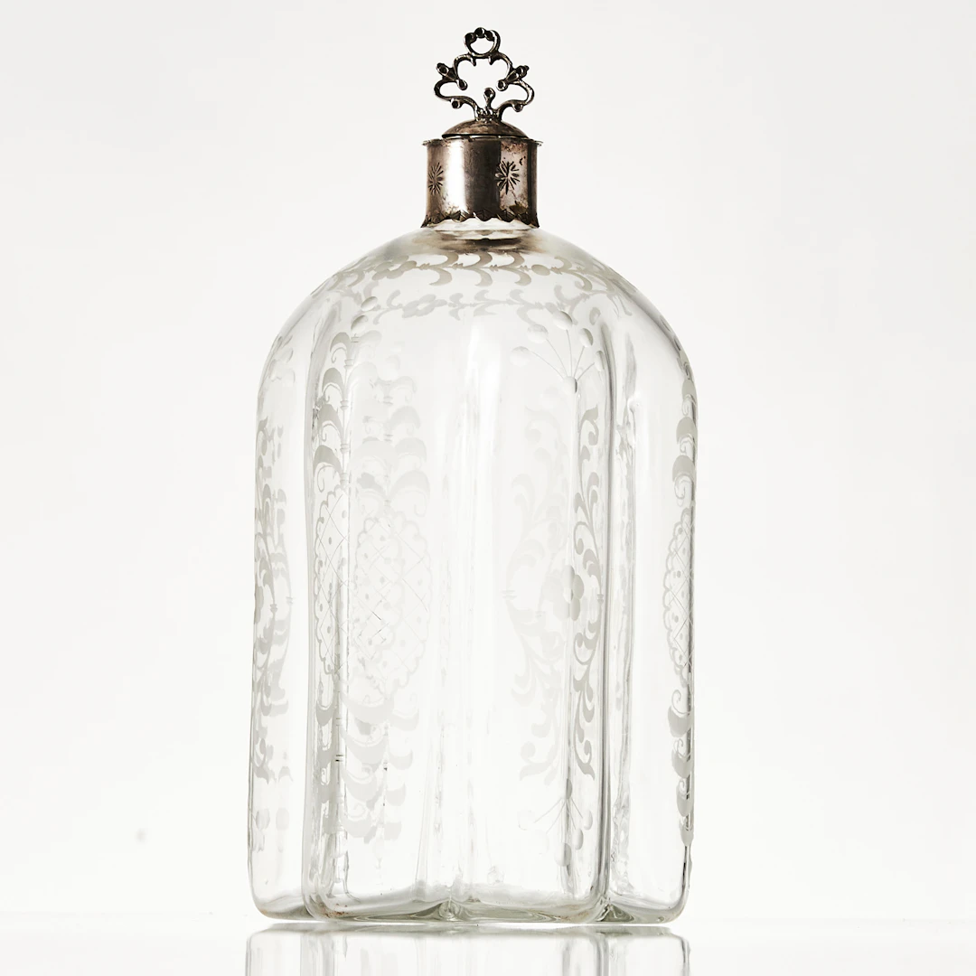 FLASKA, 1900-talets första hälft, graverad dekor, silverkork från