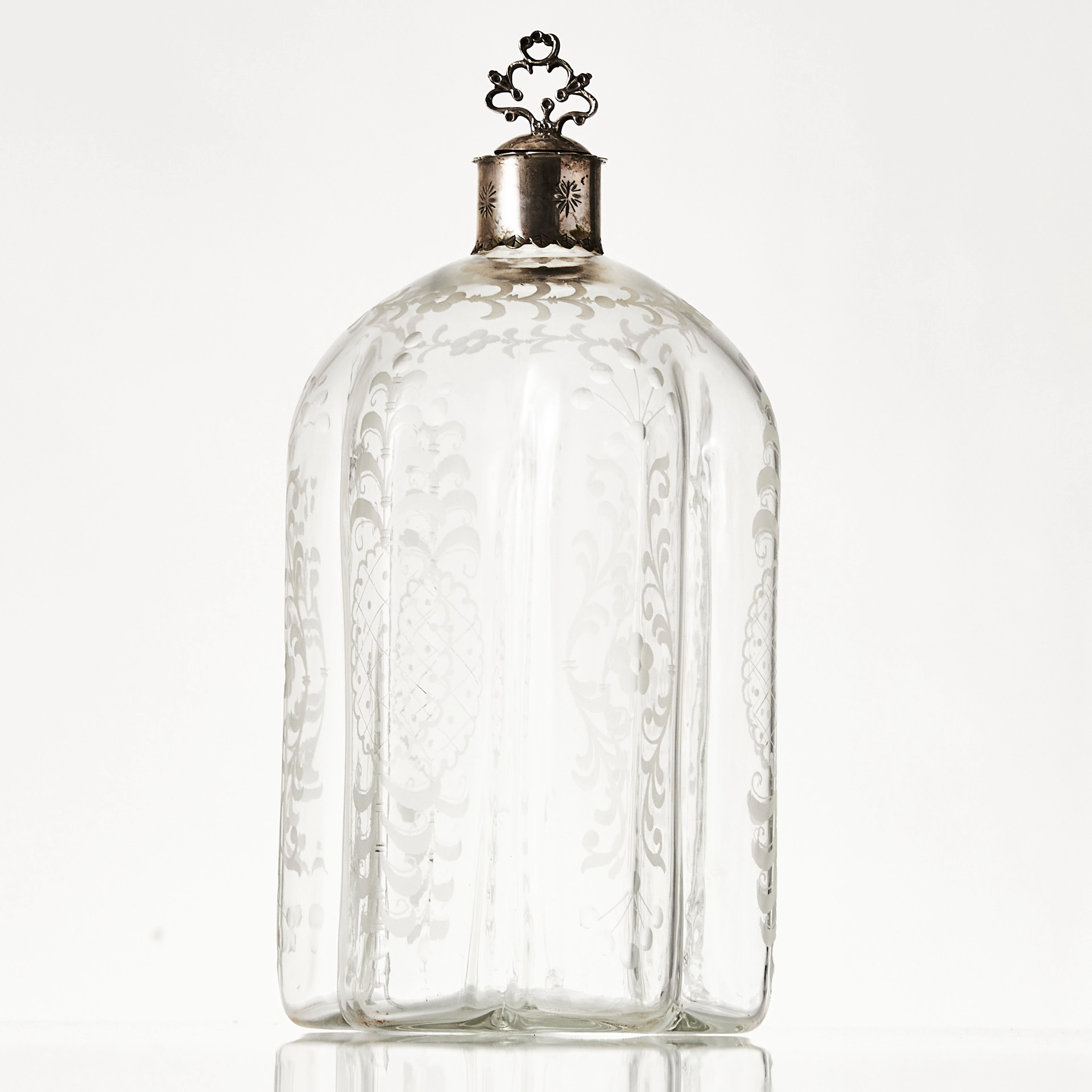 FLASKA, 1900-talets första hälft, graverad dekor, silverkork från