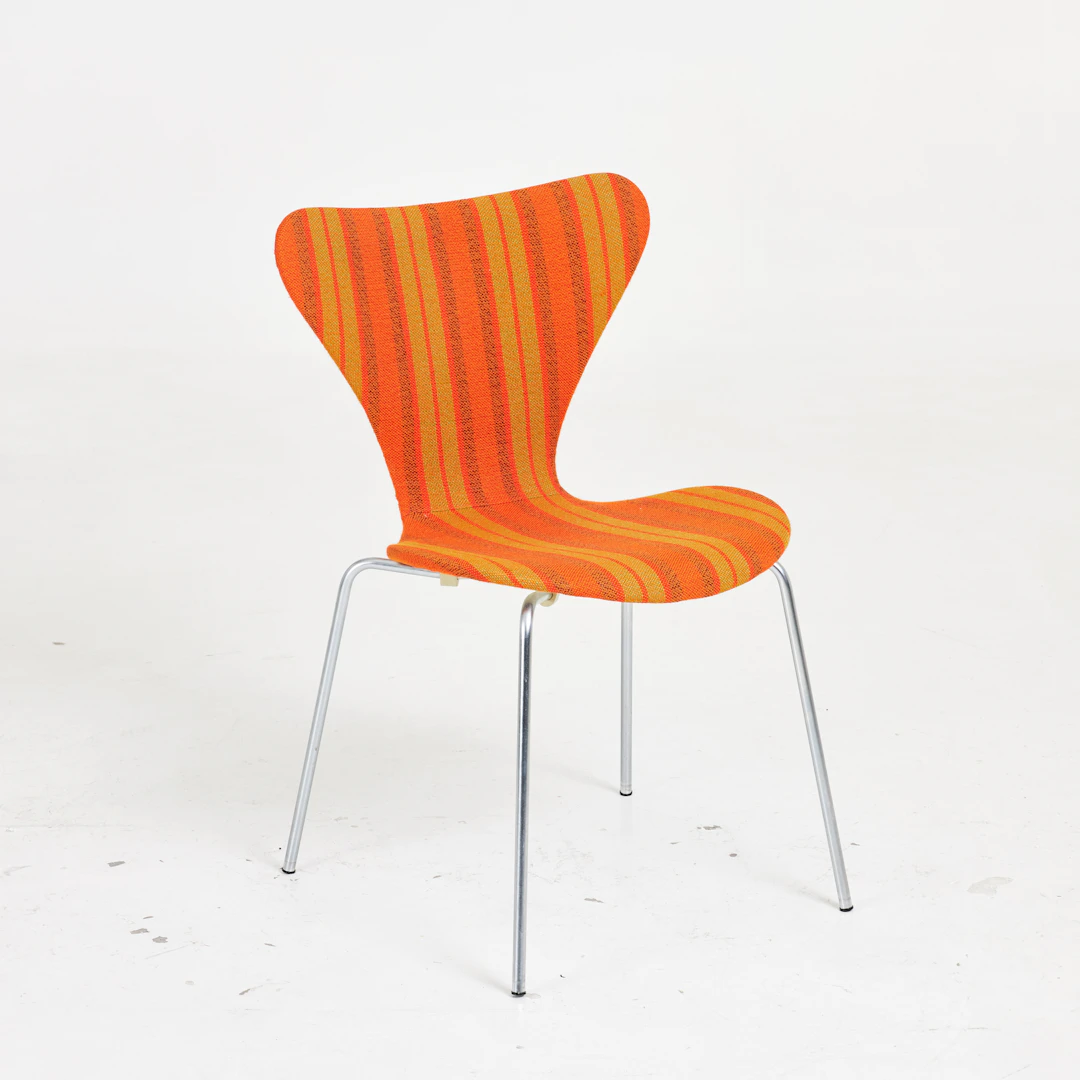 ARNE JACOBSEN. "Sjuan", stol, Fritz Hansen, Danmark, 1970-tal, textilklädsel.