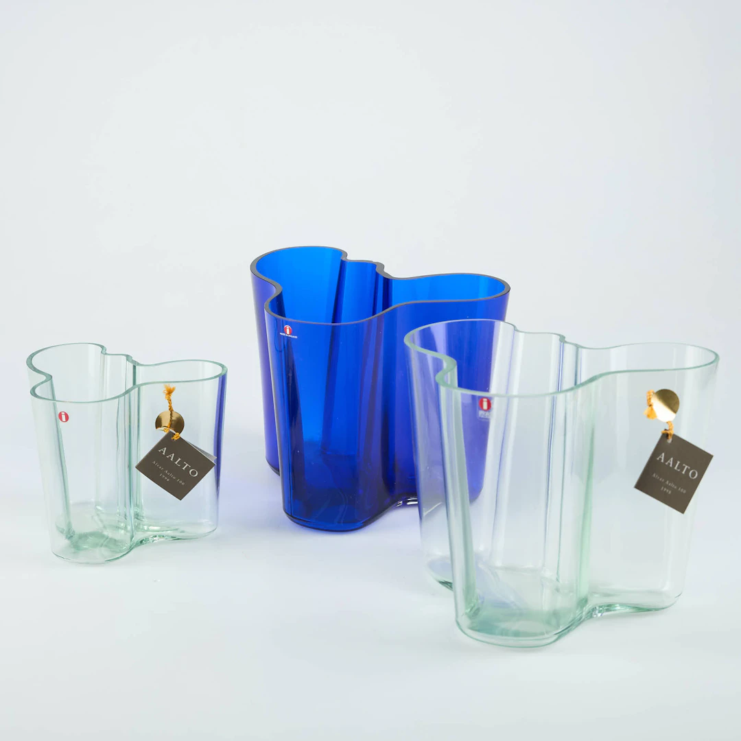 ALVAR AALTO. Vaser, 2+1 st, modell Savoy, märkta Alvar Aalto 100 Iittala
