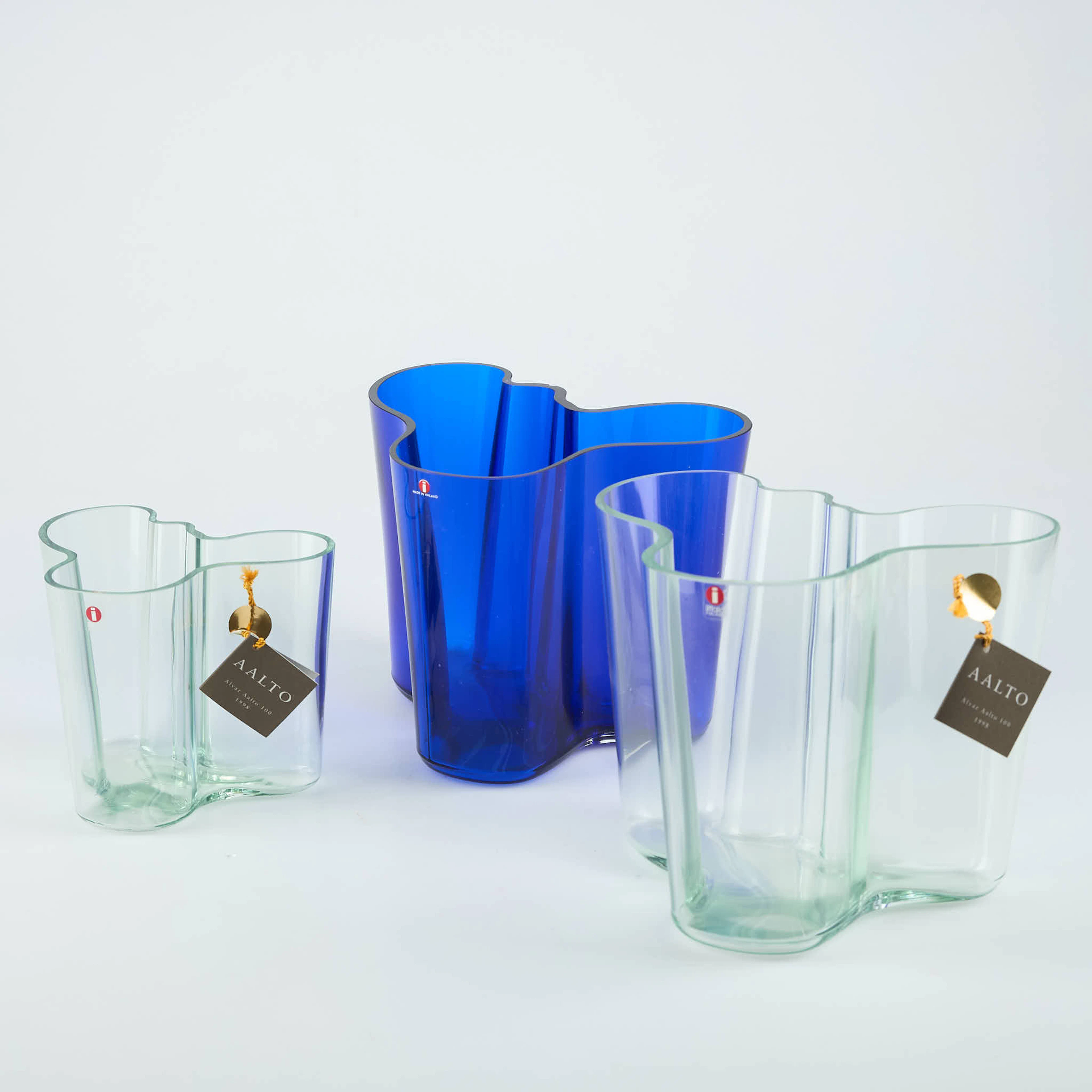 ALVAR AALTO. Vaser, 2+1 st, modell Savoy, märkta Alvar Aalto 100 Iittala