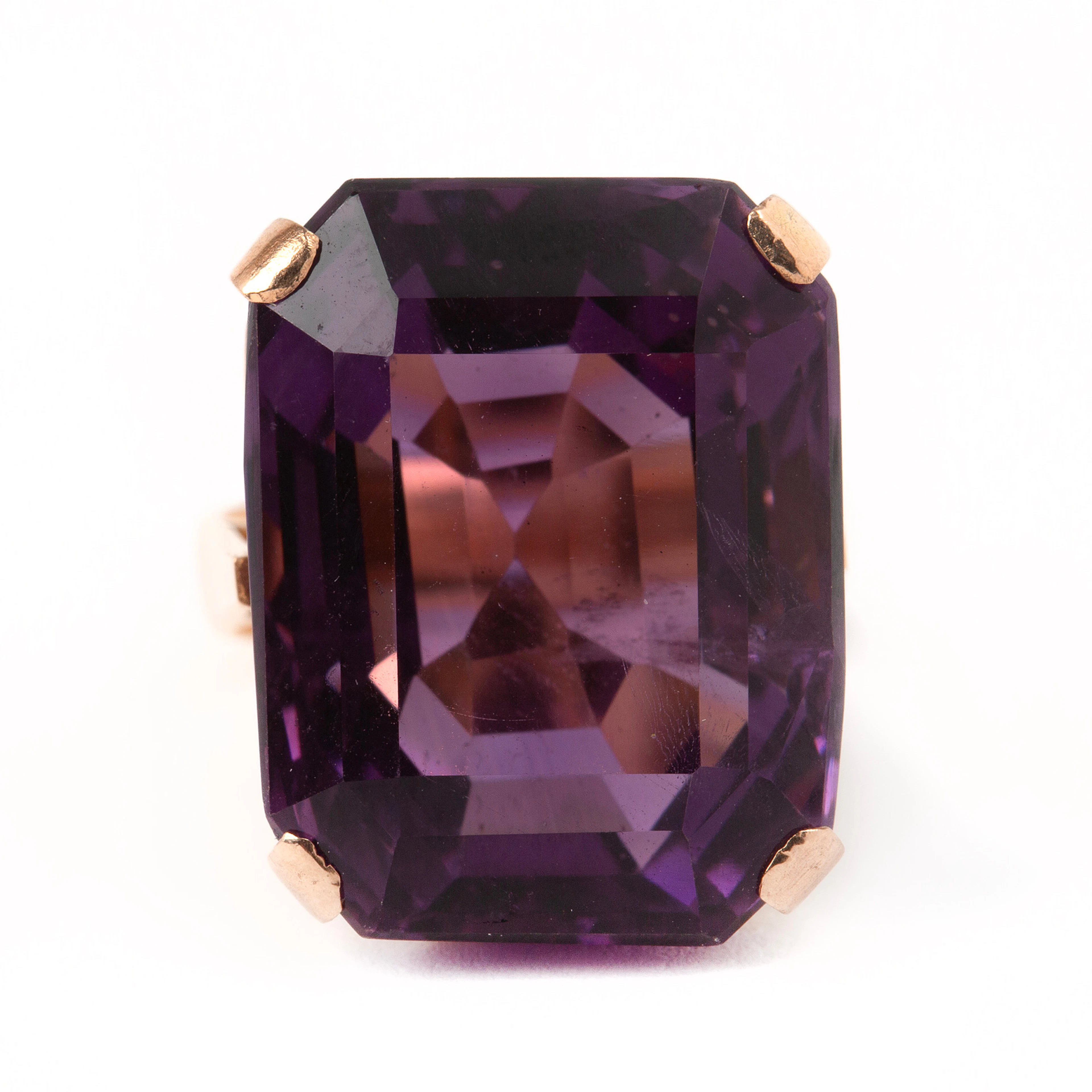 RING, 18K guld med fasettslipad ametist, Tage Söderberg, Norrköping, 1971.