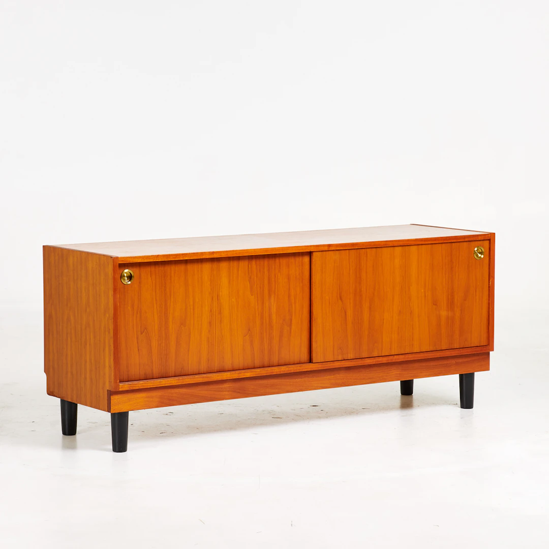SIDEBOARD. Fanérat i teak, skjutdörrar, bemålade ben i trä, 1950/60-tal.