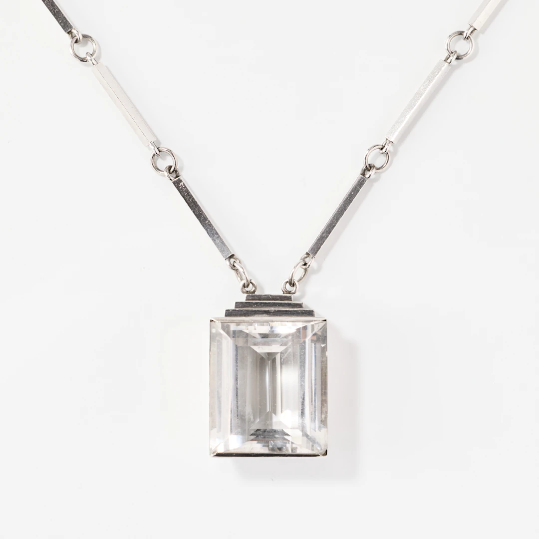 WIWEN NILSSON. Hänge med kedja, sterlingsilver med bergkristall, Lund 1939.