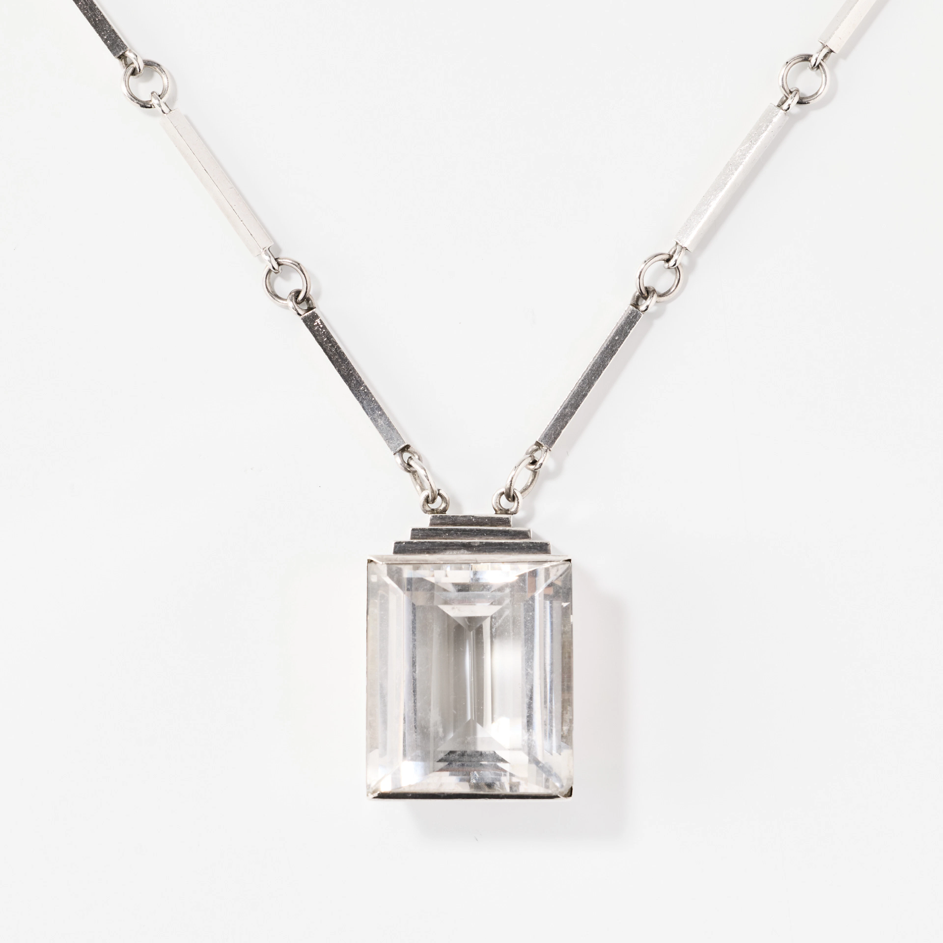 WIWEN NILSSON. Hänge med kedja, sterlingsilver med bergkristall, Lund 1939.