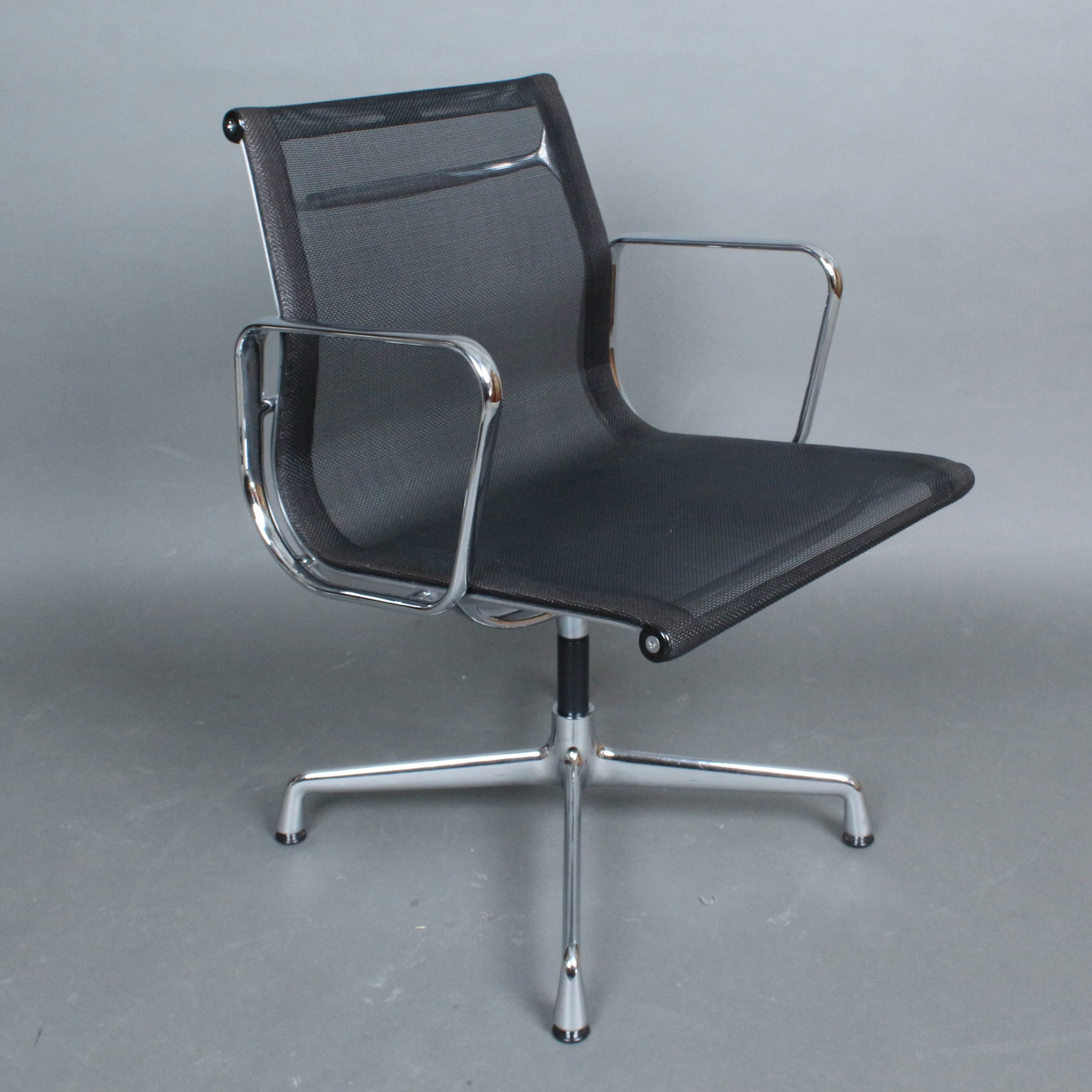CHARLES EAMES. Vitra. Bürostuhl / Alu Chair, Modell 'EA108', Aluminium
