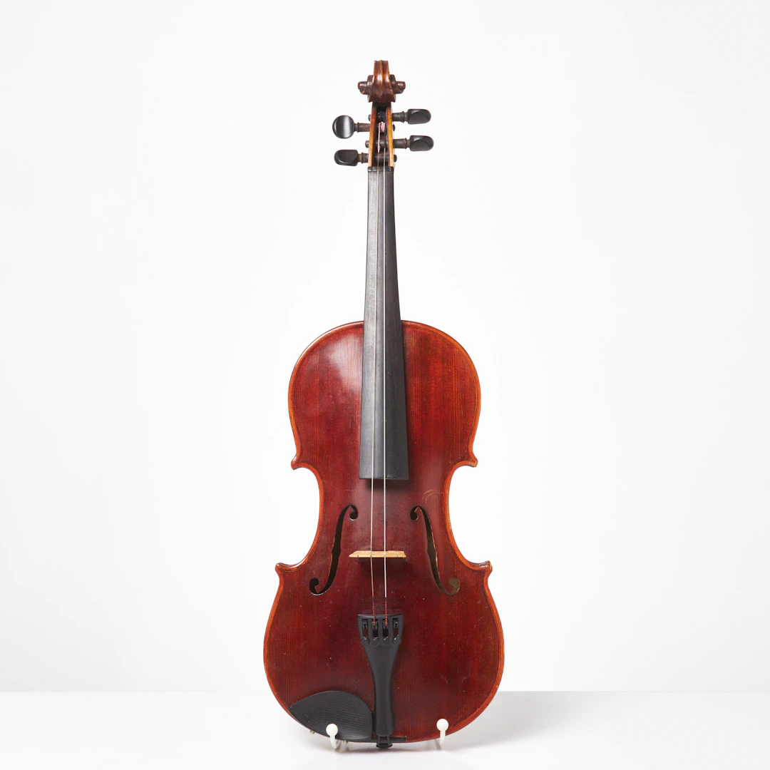 VIOLIN. Lock gran, sidor två delat bakstycke flammig lönn, rödbrun lack.