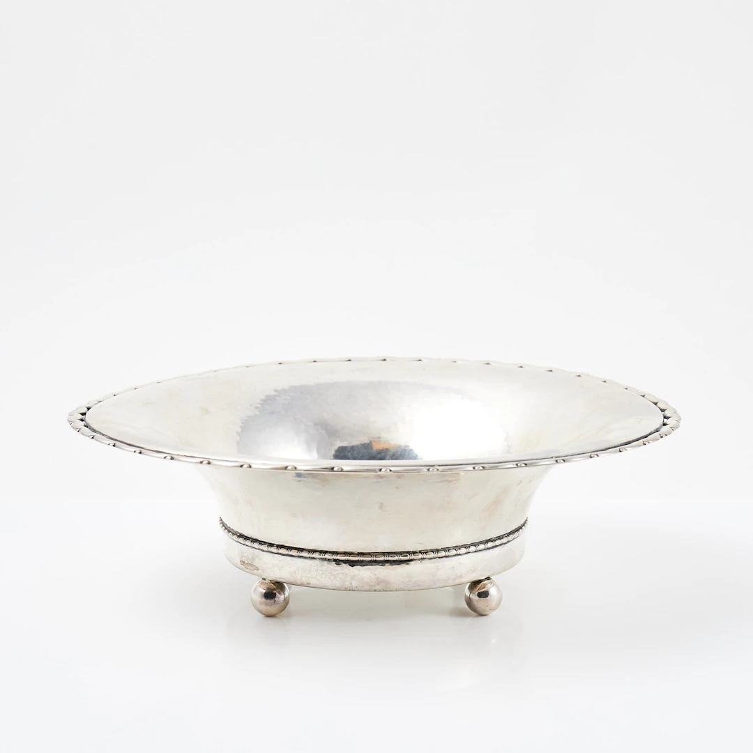 SKÅL. Silver, Danmark, Christian F. Heise, hamrad yta, kulföttergenombrutet