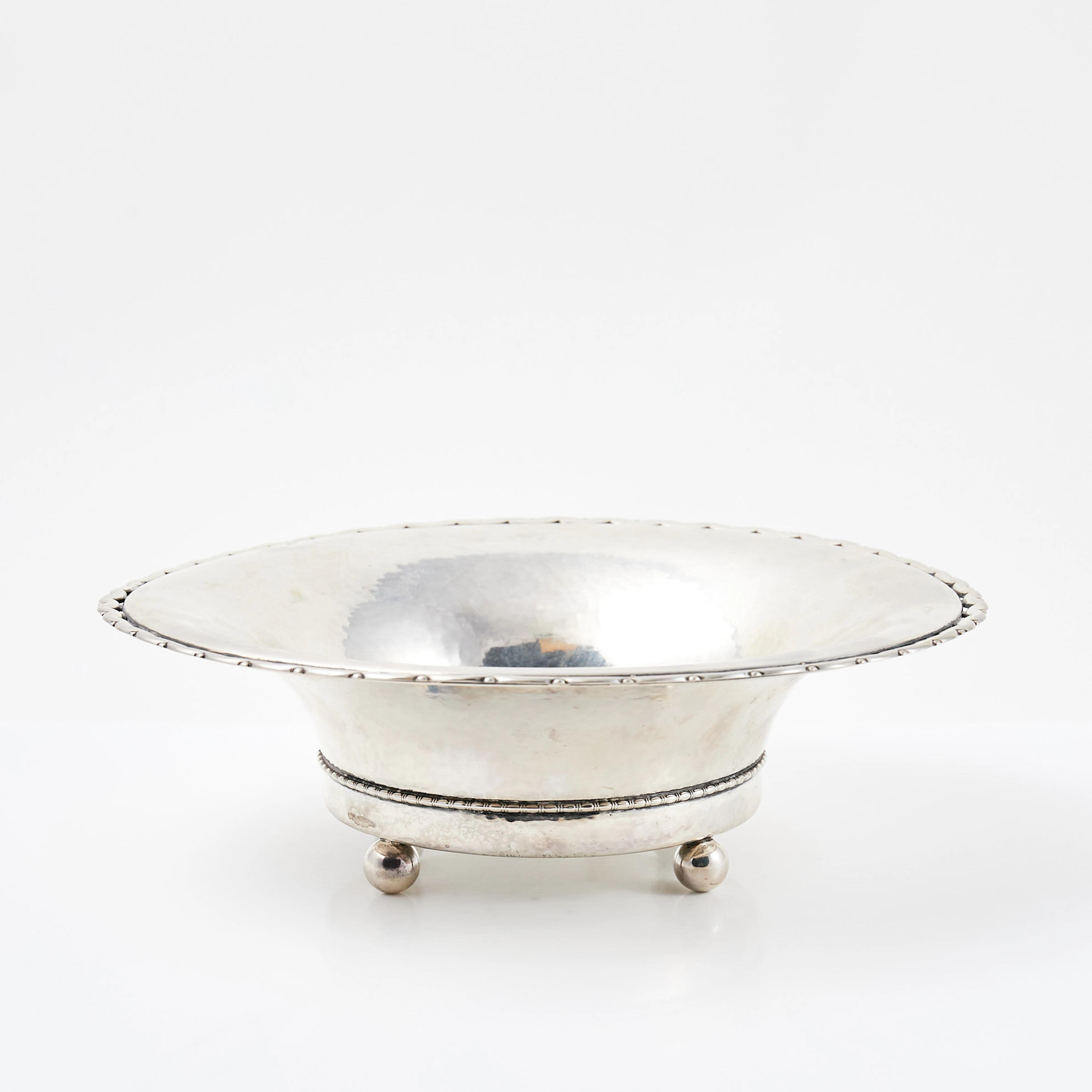 SKÅL. Silver, Danmark, Christian F. Heise, hamrad yta, kulföttergenombrutet