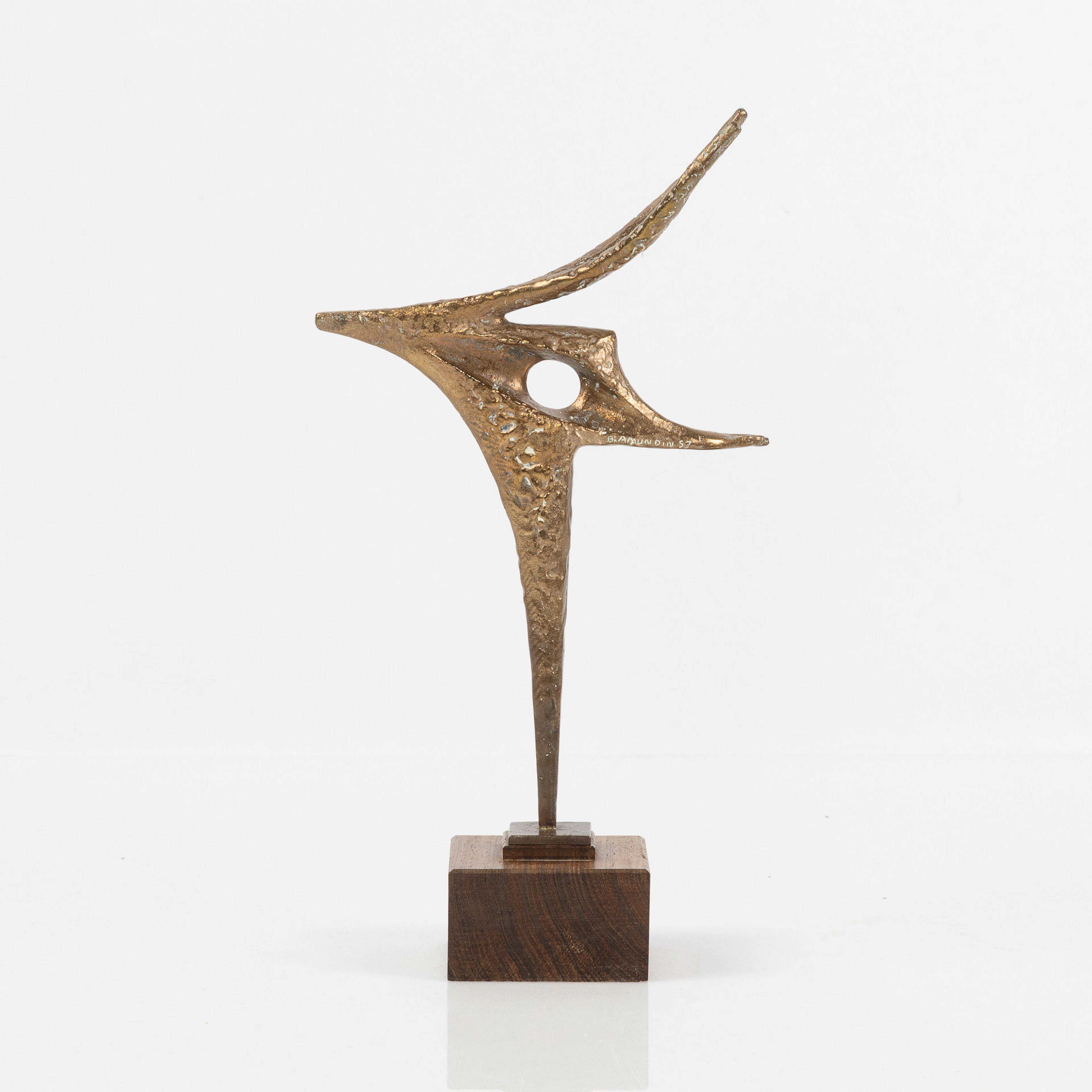 BENGT AMUNDIN. Skulptur, "Urfågel", patinerad brons, signerad och daterad -57.