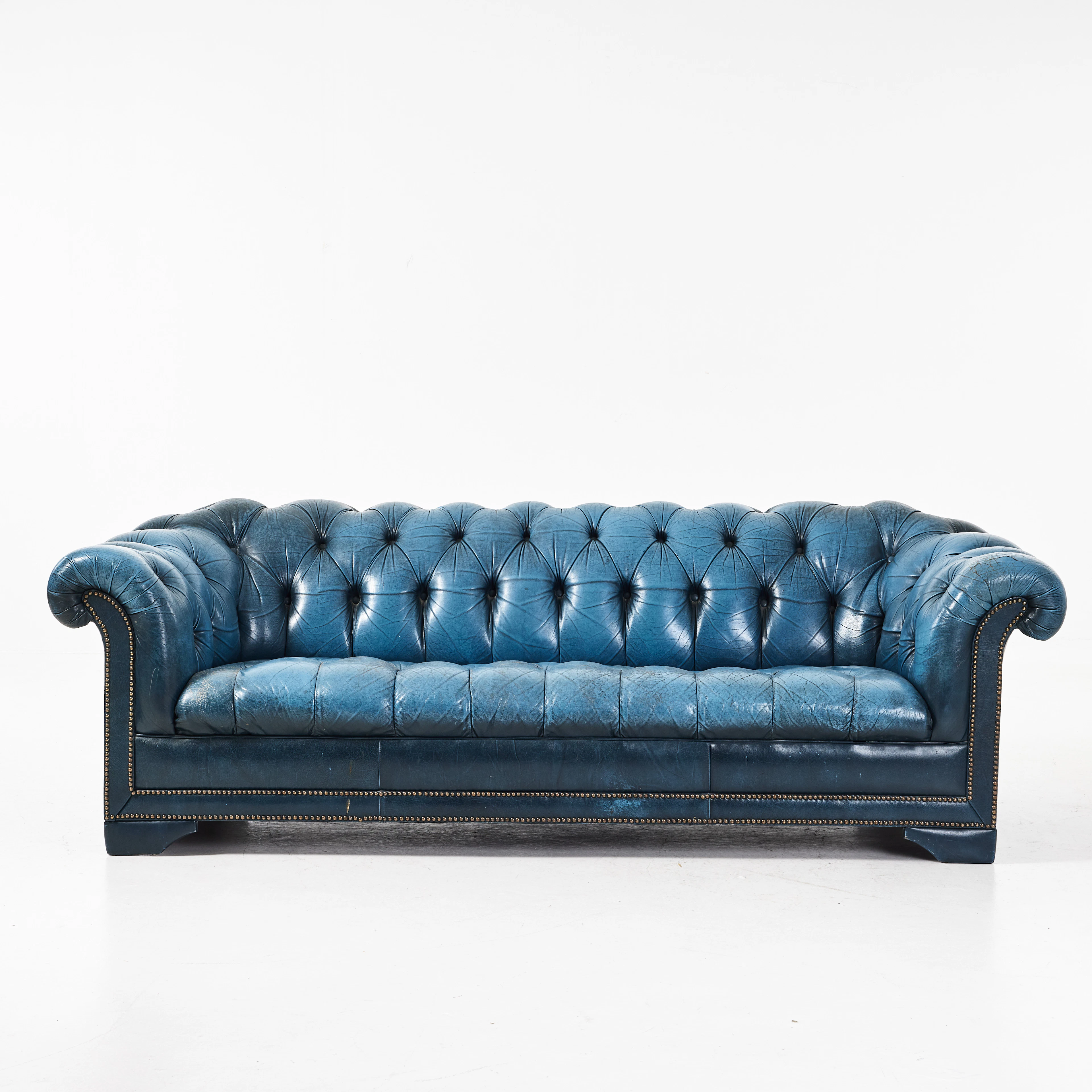 SOFFA. Chesterfield, 1900-talets andra hälft, blå skinnklädsel, pärlspikad
