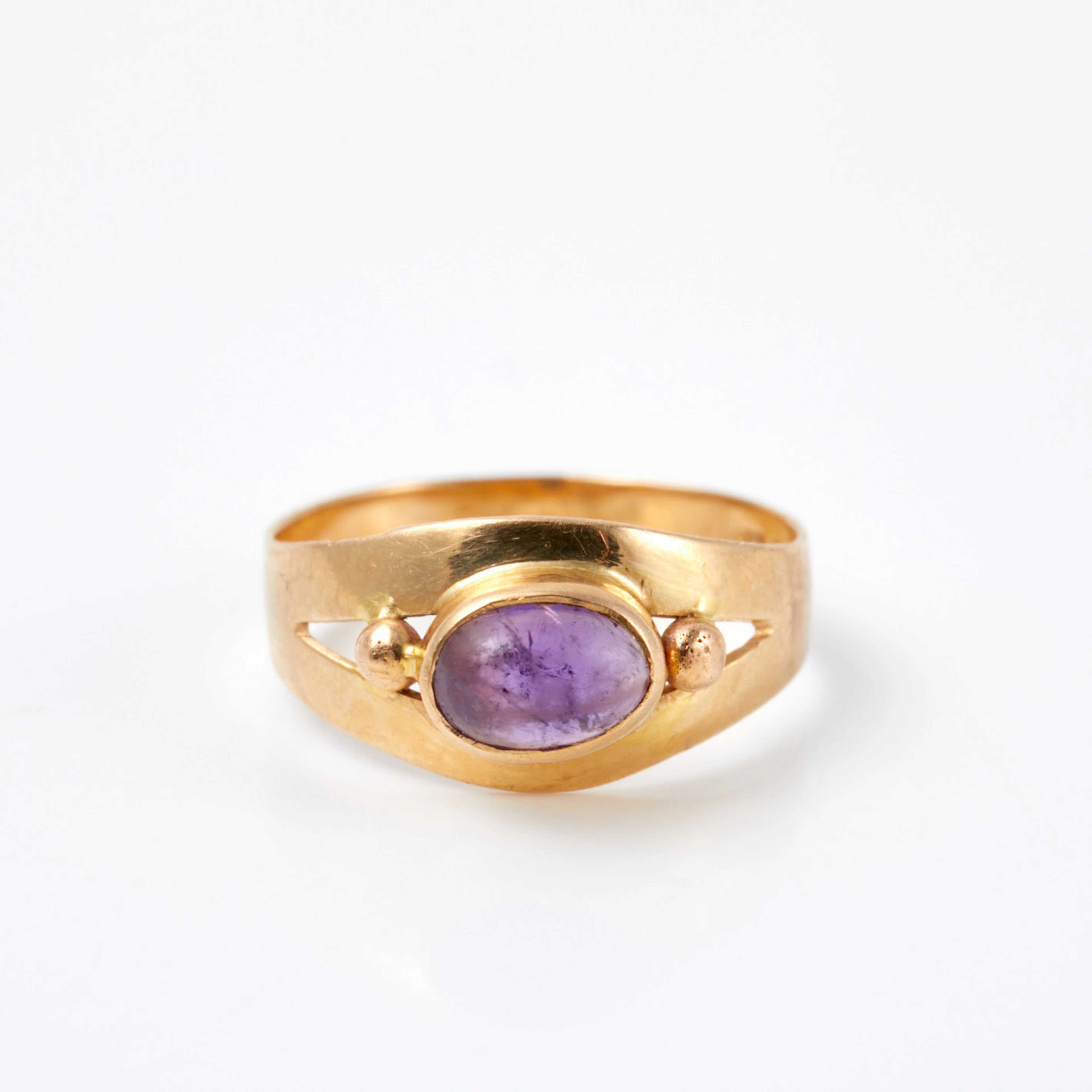 RING, 18 k guld, 1 cabochonslipad ametist, Dahlströms Guldsmedsaffär