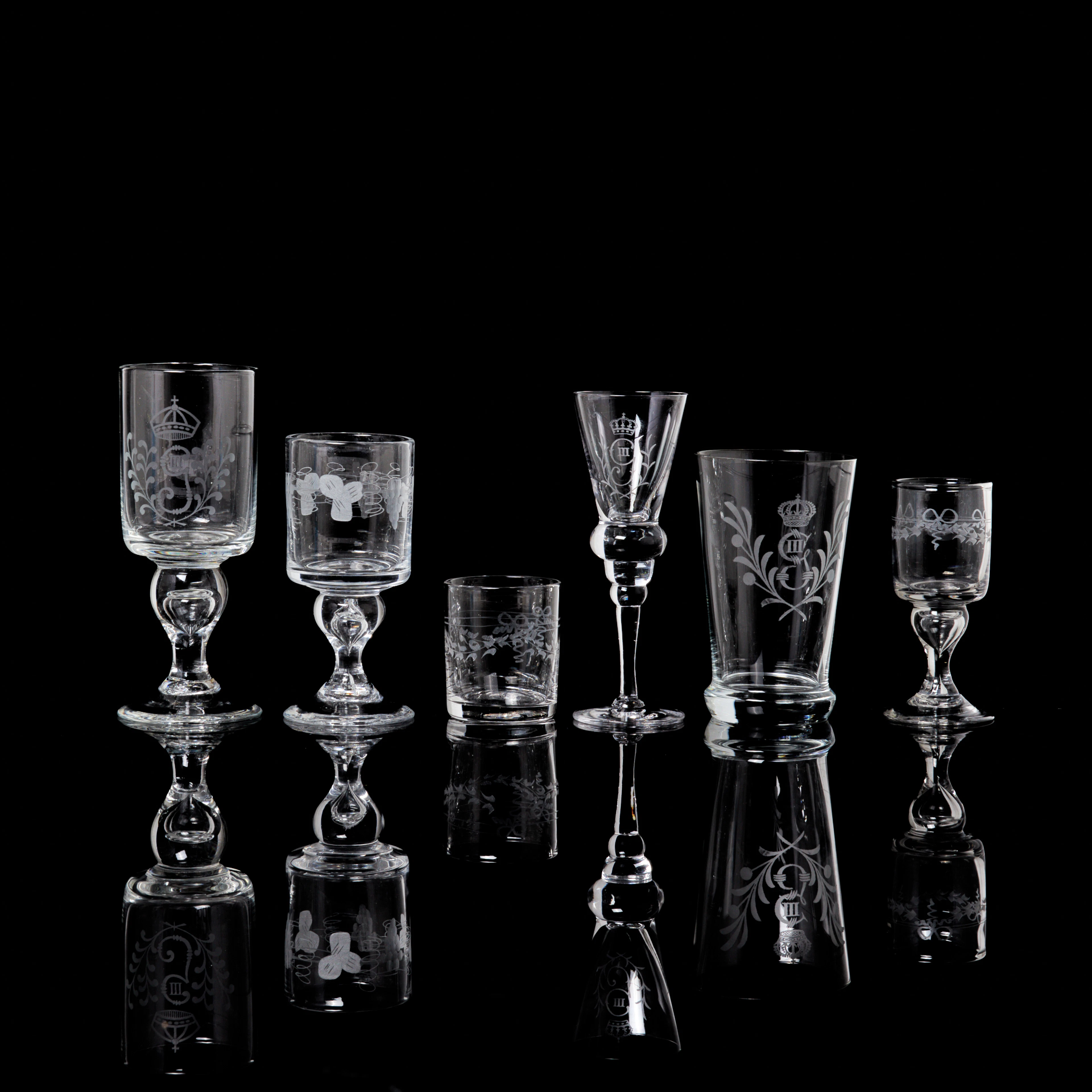 GLAS. 43 dlr, "Gustav III", "Swedish Old", klarglas, delvist röktonad