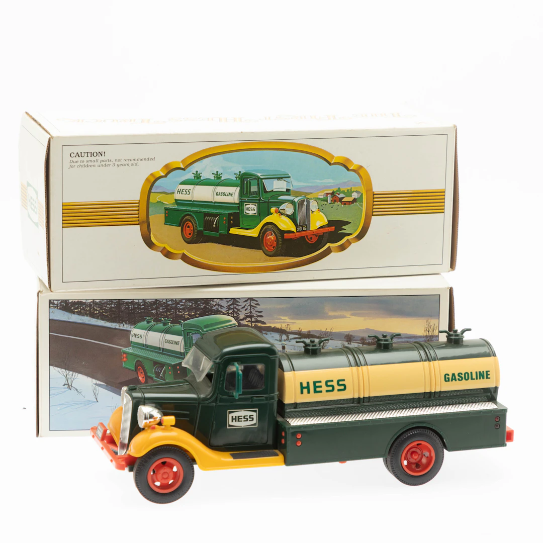 Zwei Modellautos/Spardosen: Hess Tanker Truck in Original-Verpackung (2).