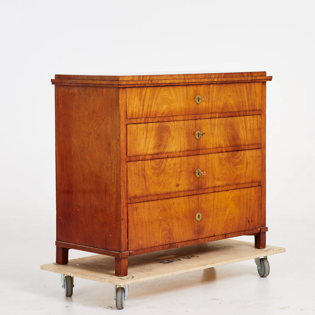 BYRÅ, Mahogny, fyra utdragbara lådor, beslag i mässing, 1800-talets