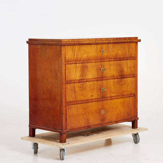 BYRÅ, Mahogny, fyra utdragbara lådor, beslag i mässing, 1800-talets