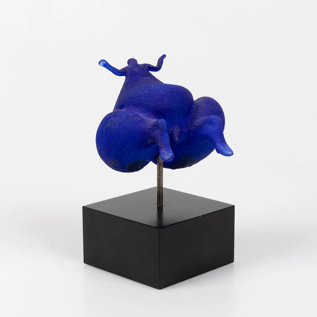 KJELL ENGMAN. Skulptur "Blå Folket", på sockel, Kosta Boda, Kjell