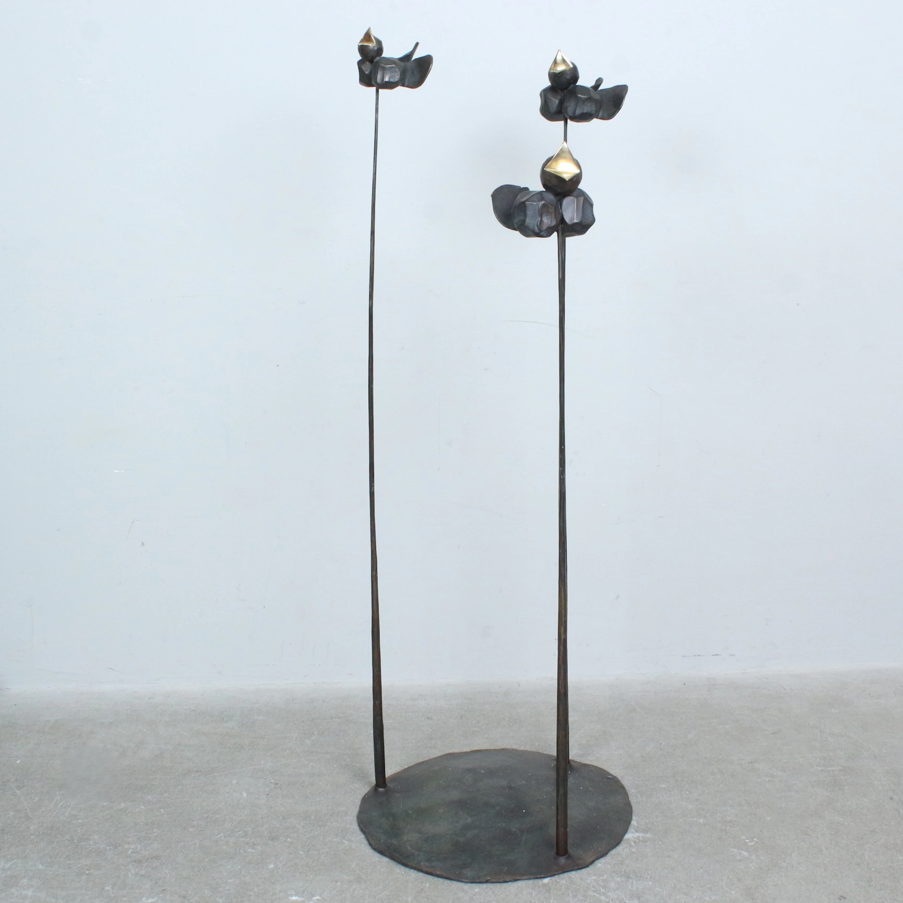 LOTHAR KLUTE (1946). Bronzeskulptur/Windspiel, Spatzen auf beweglichen