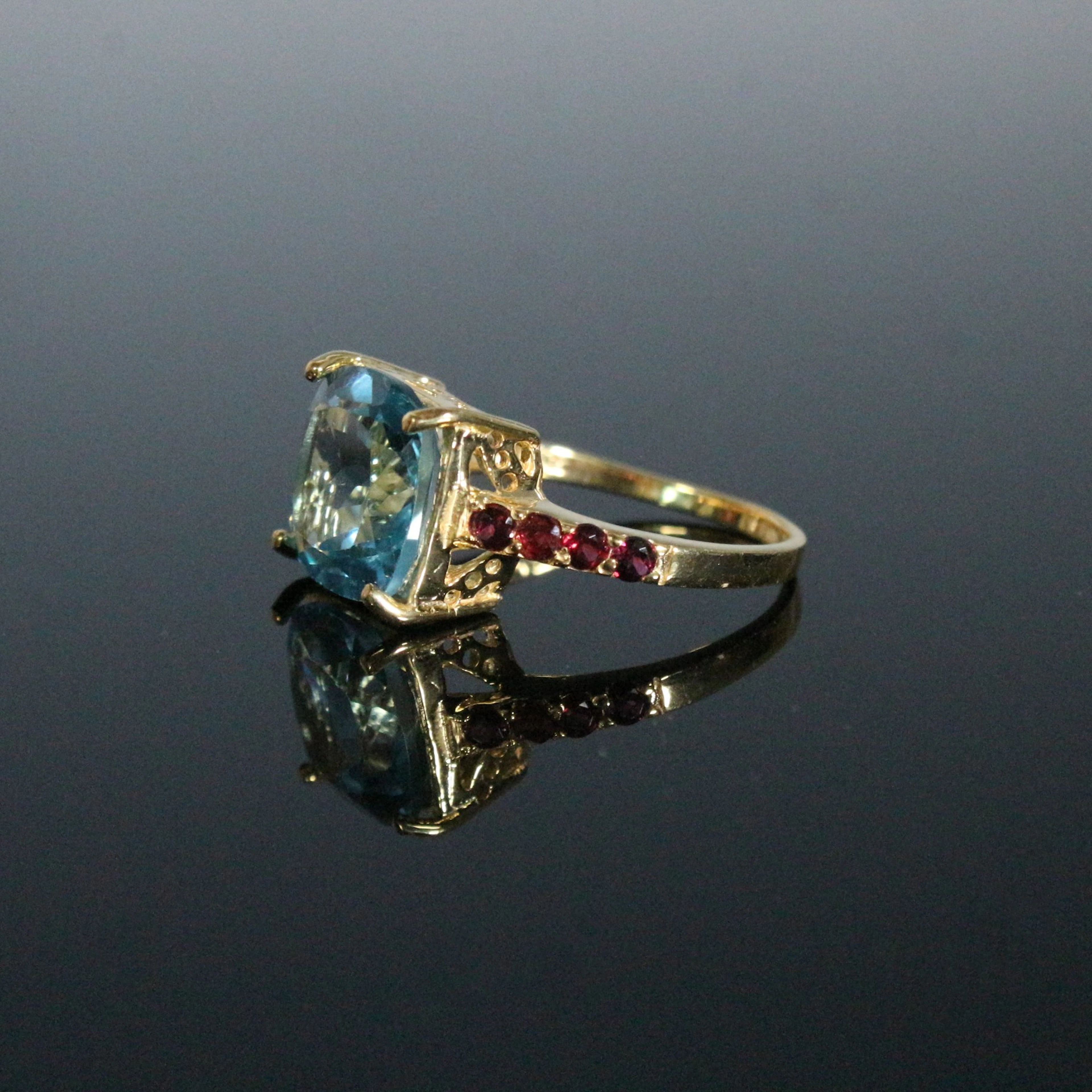 Statement-Ring mit Topas.