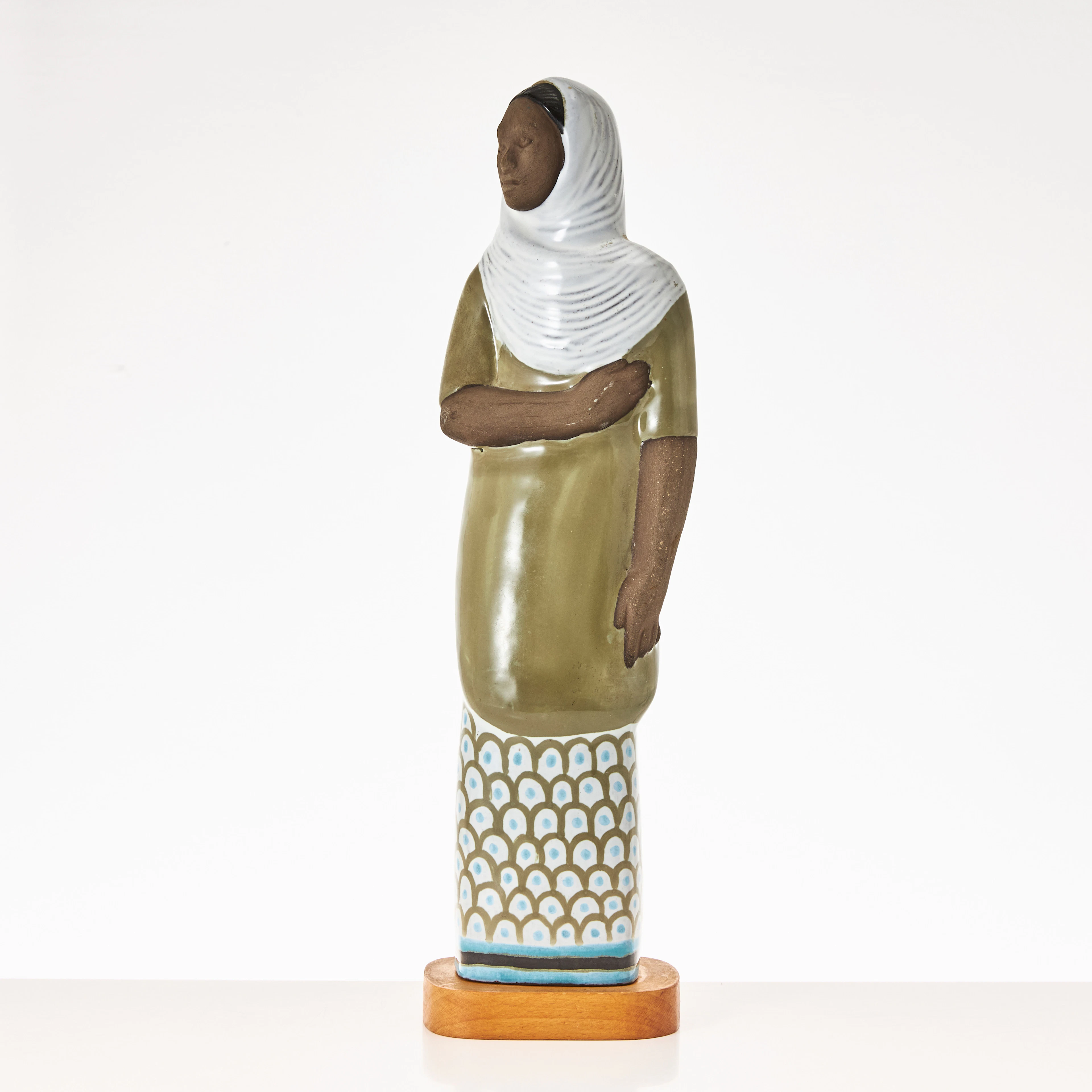 MARI SIMMULSON. Skulptur, Upsala Ekeby 1950-tal, i form av stående kvinna.