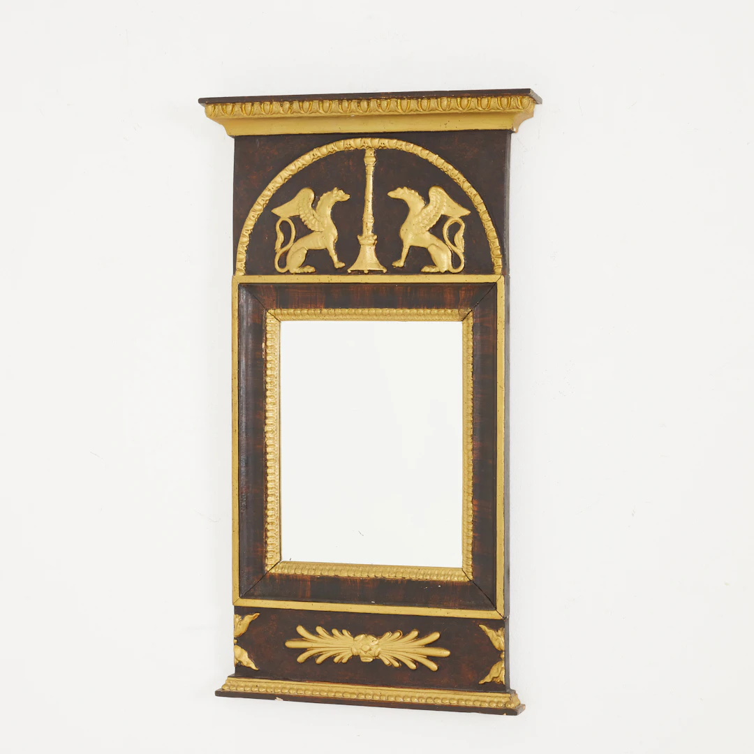 SPEGEL. Empirestil, stämplad 1828, förgylld träskuren dekor.