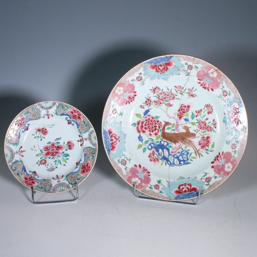 Zwei Chinesische Teller, '' Family Rose ''.