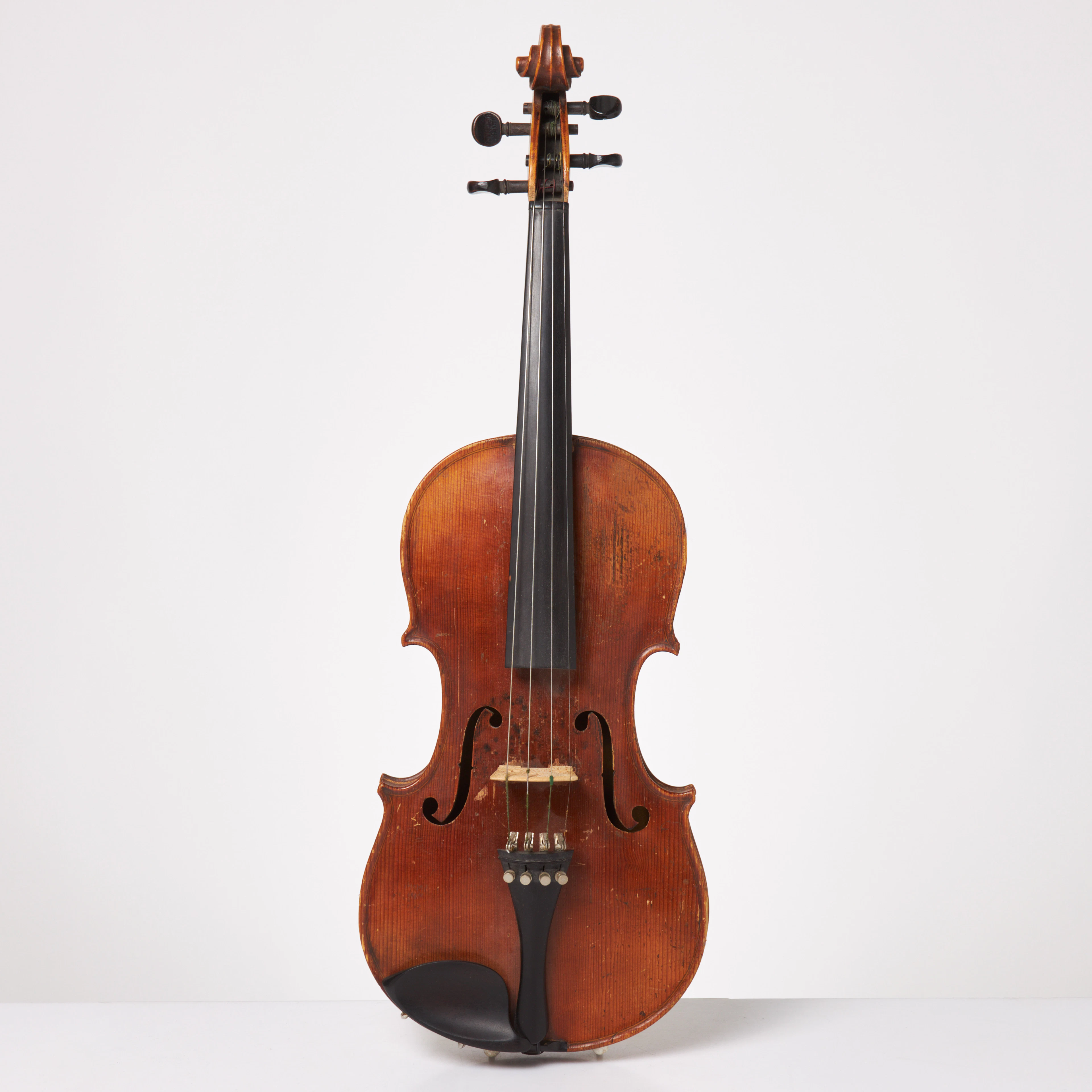 VIOLIN. Tvådelat lock gran, sidor, tvådelat bakstycke lönn, ebenholts.