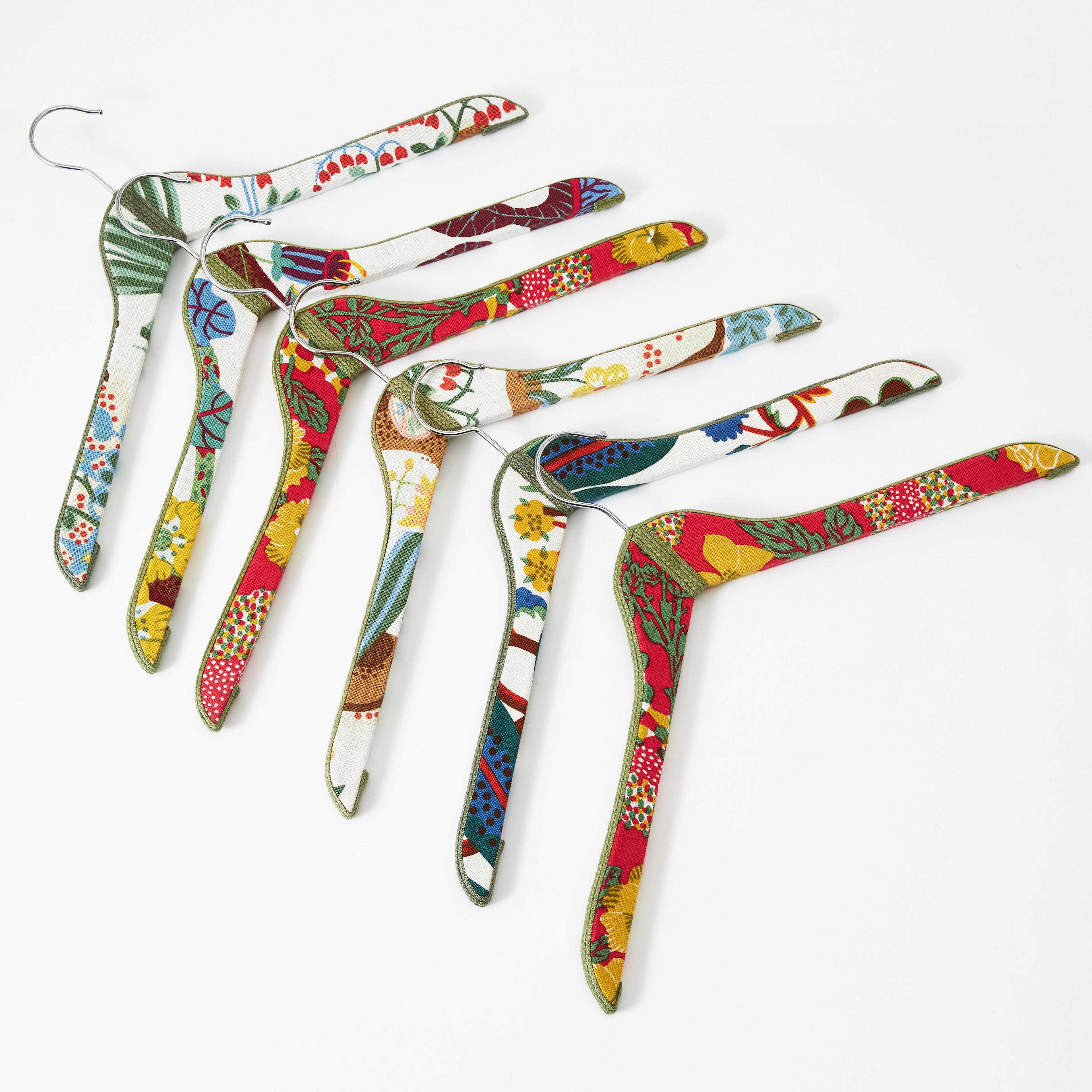 KLÄDGALGAR, 6 stycken, trästomme klädd med tyger av Josef Frank.
