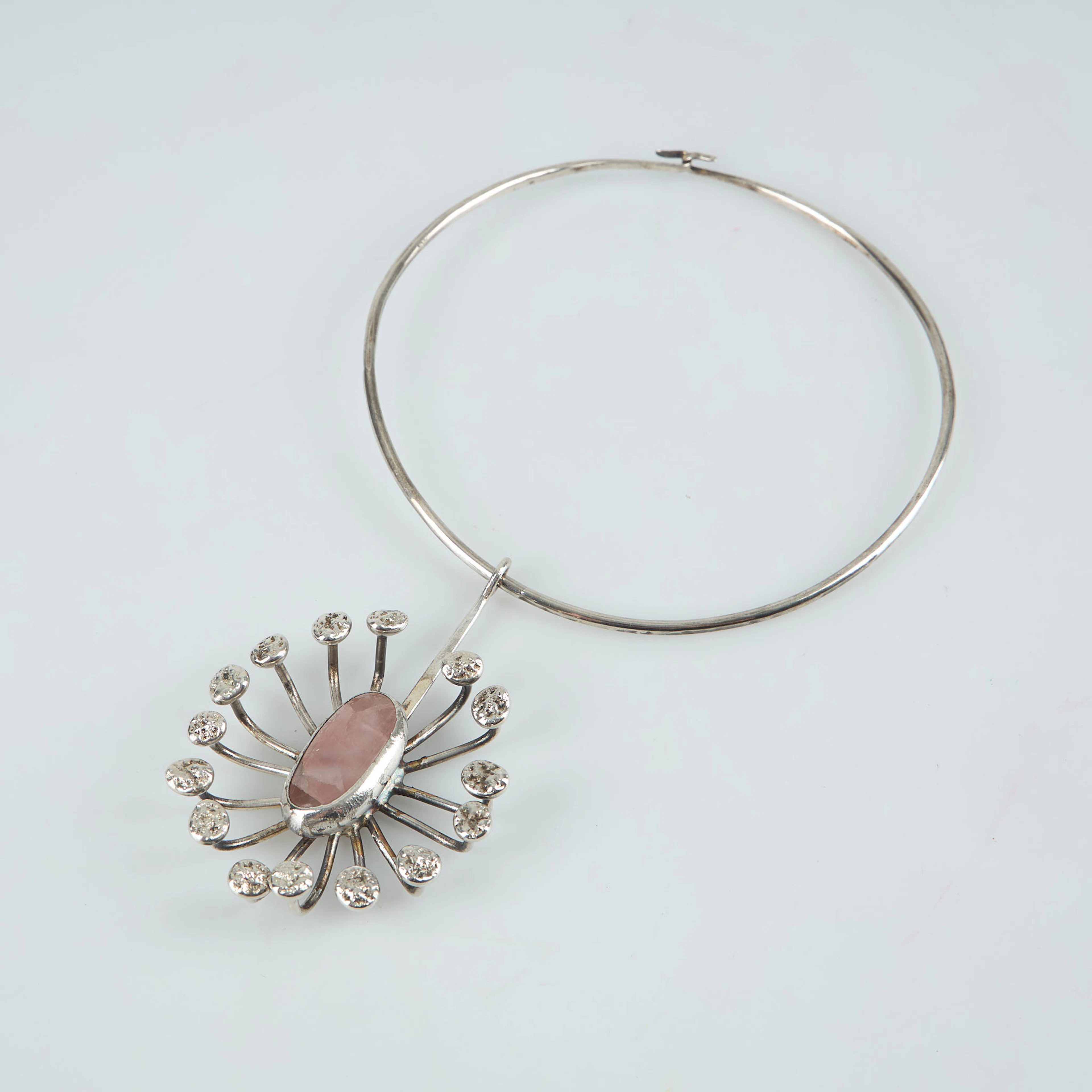 JACOB HULL, Halsband, försilvrad metall, rosenkvarts, Danmark.