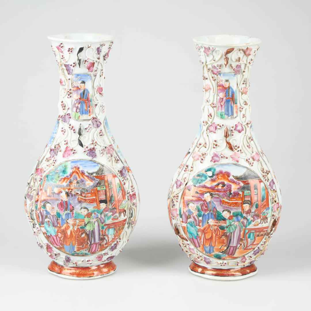 VASER, ett par. Famille-Rose. Qianlong, Kina sent 1700-tal.