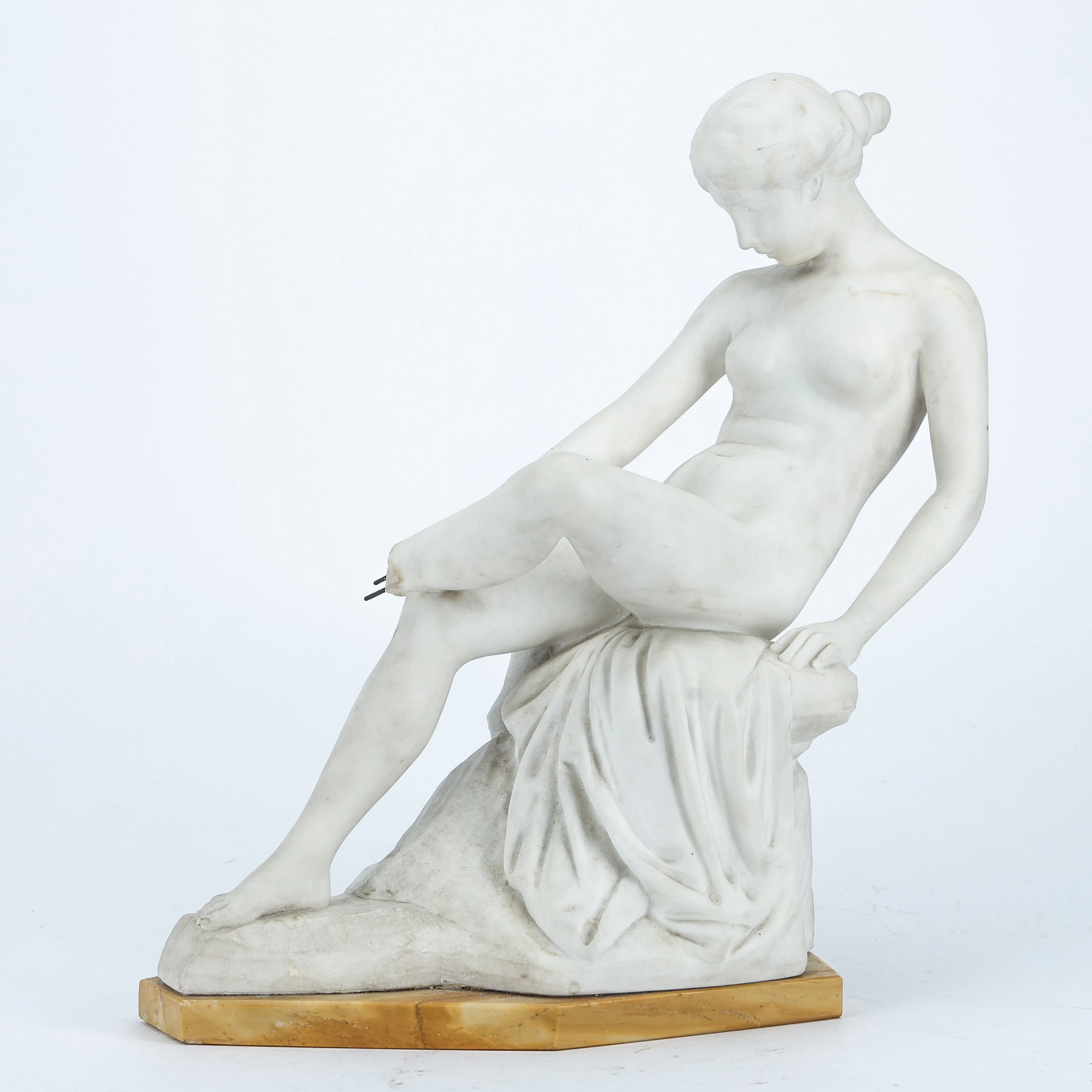 ERNST SEGER (1868-1939). Sittande modell, skulptur, marmor, signerad.