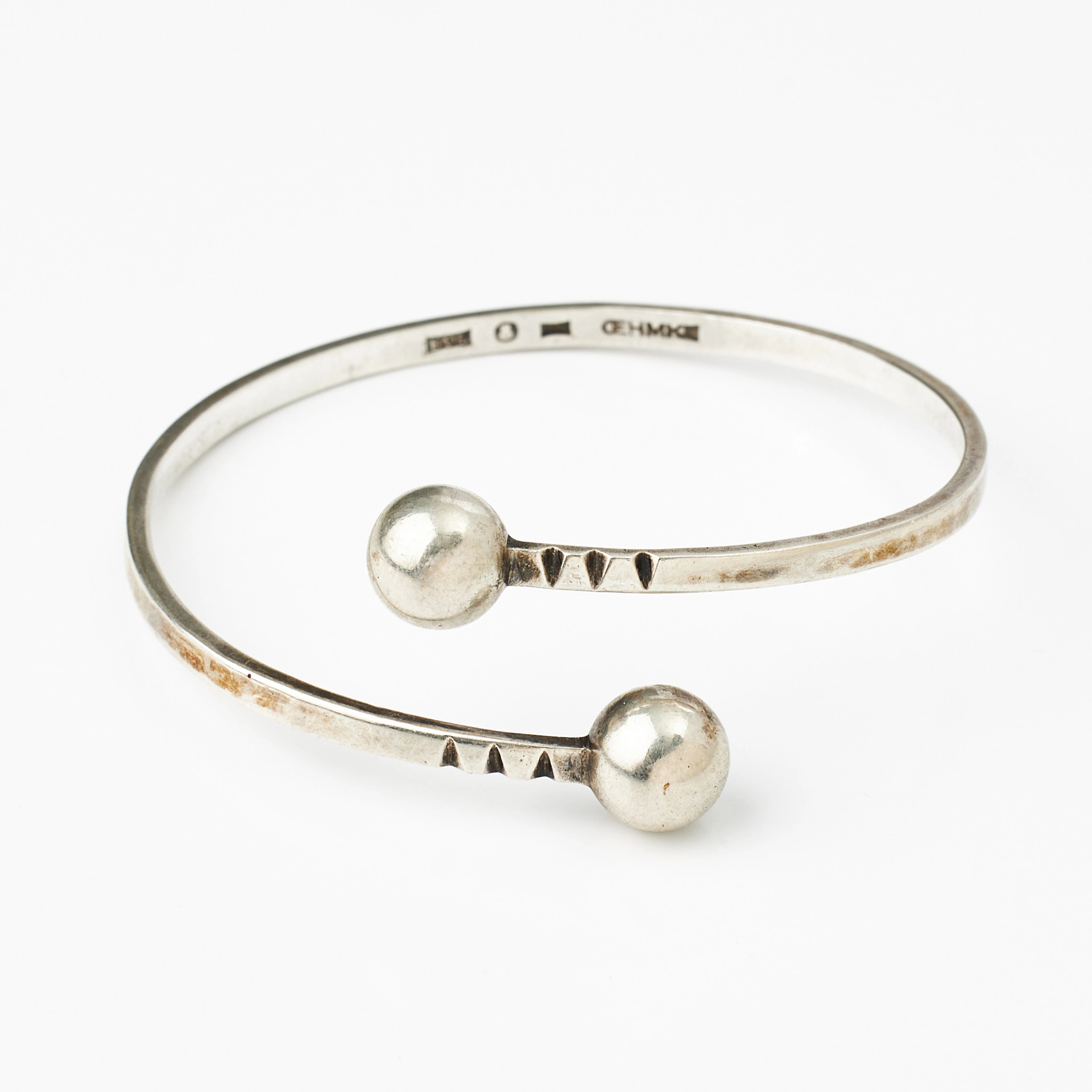 ARMRING, silver, öppen skena med kulformade avslut, hamrad dekor