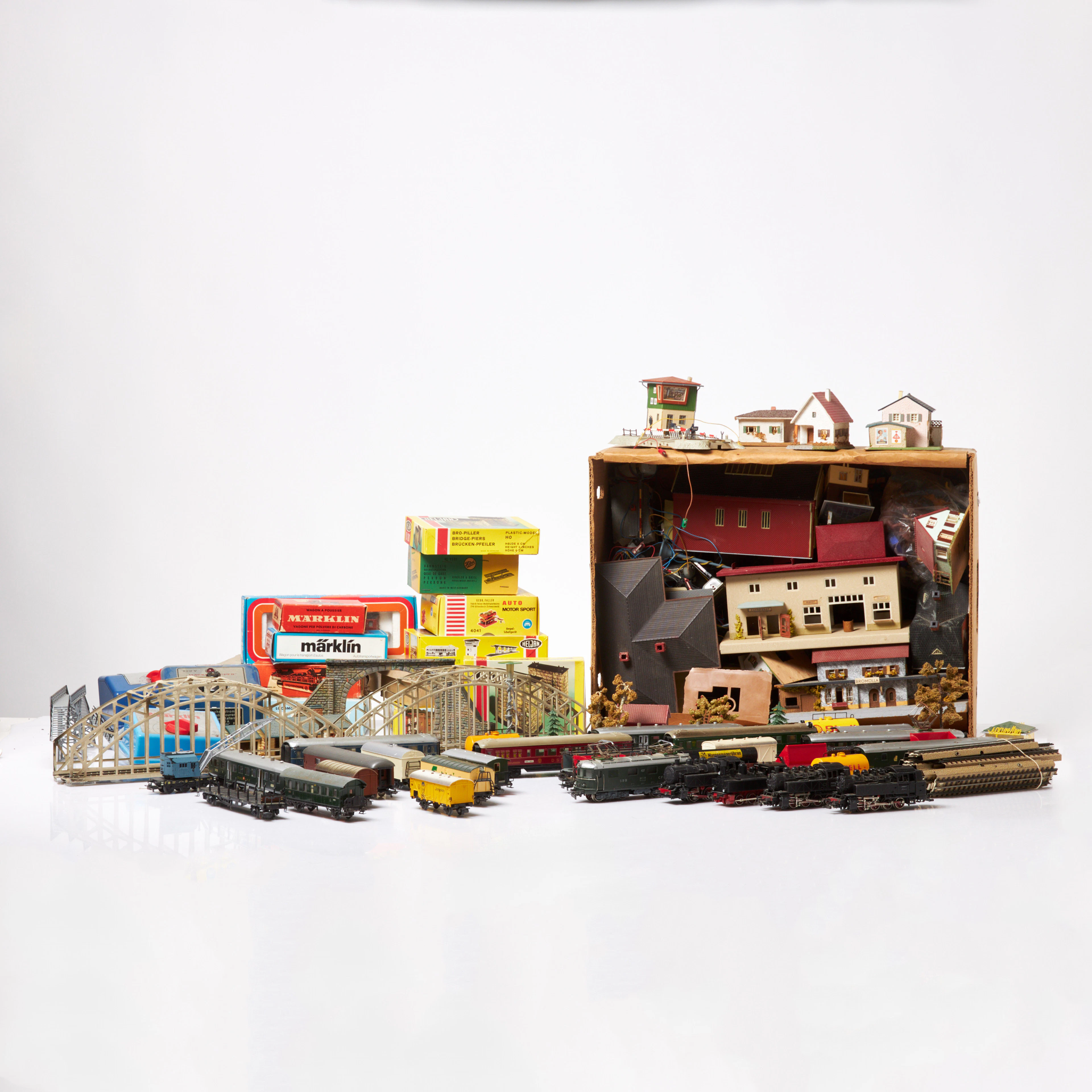 MÄRKLIN, parti omfattande lok, vagnar, räls- och bro delar, byggnader