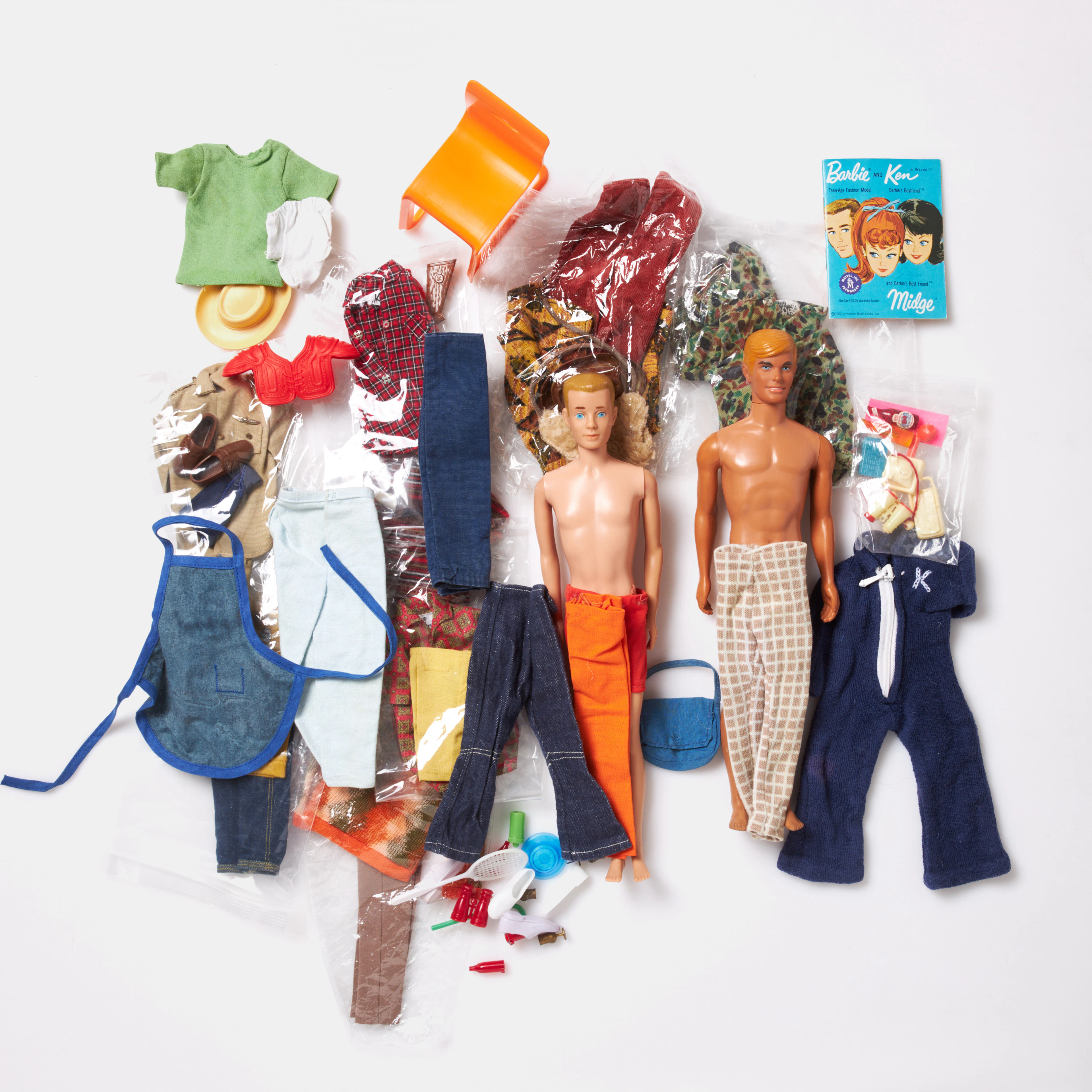 MATTEL, Ken, 2 st, varav en "Malibu", med kläder och accessoarer