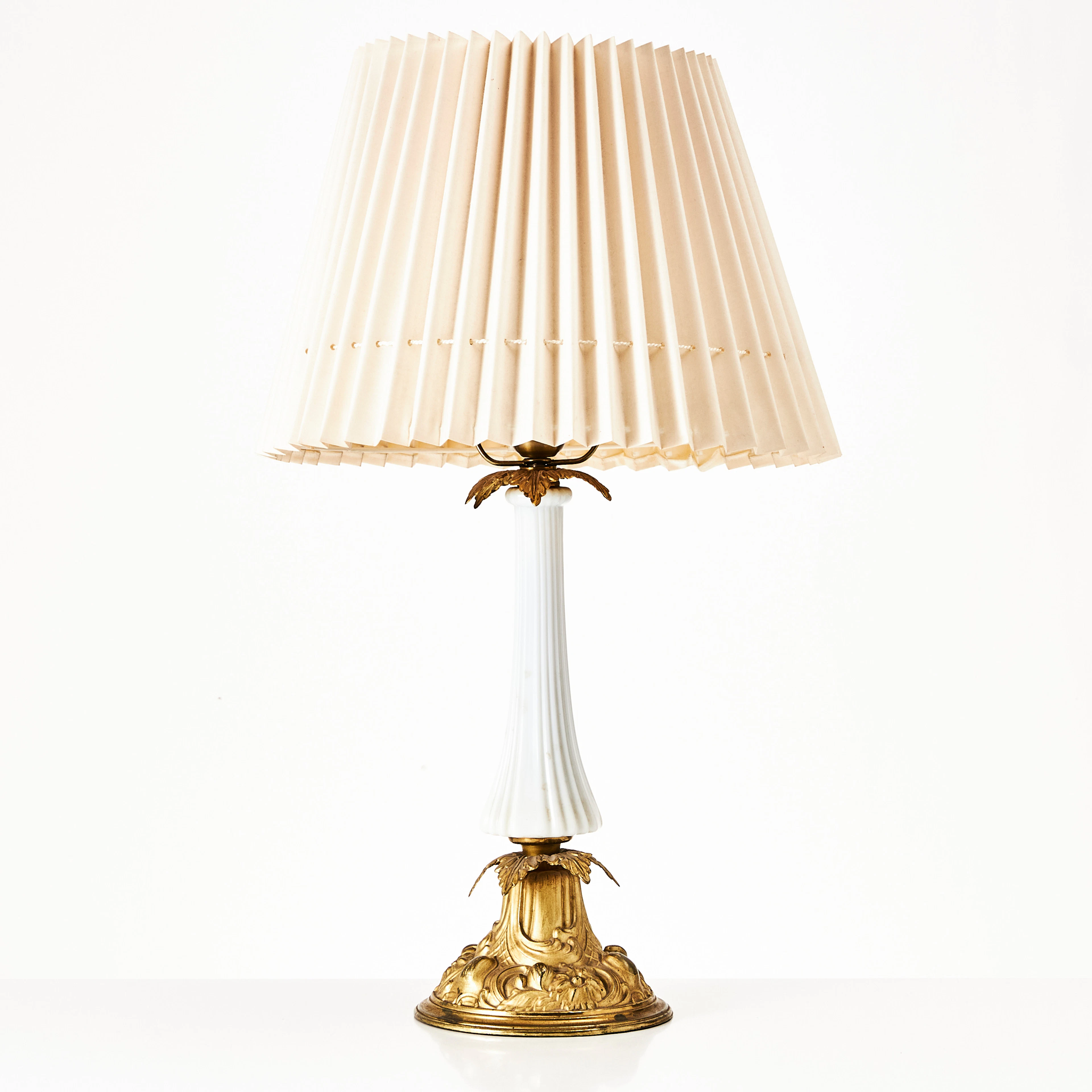 BORDSLAMPA, stomme i metall och glas, en ljuspunkt, möjligen Italien, 1900-tal.