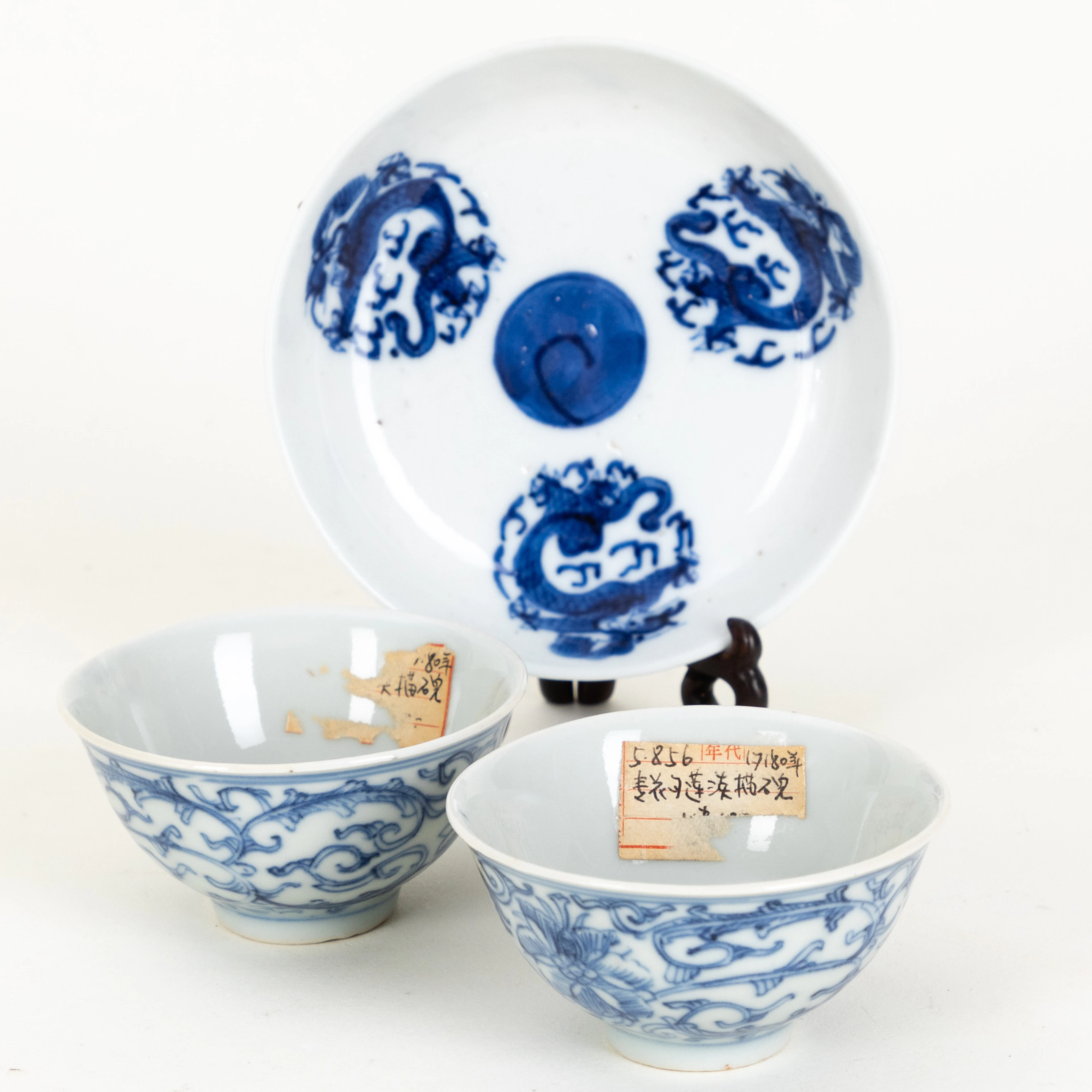 Zwei Teetassen und ein kleine Schale, China, späte Qing-Dynastie (3).