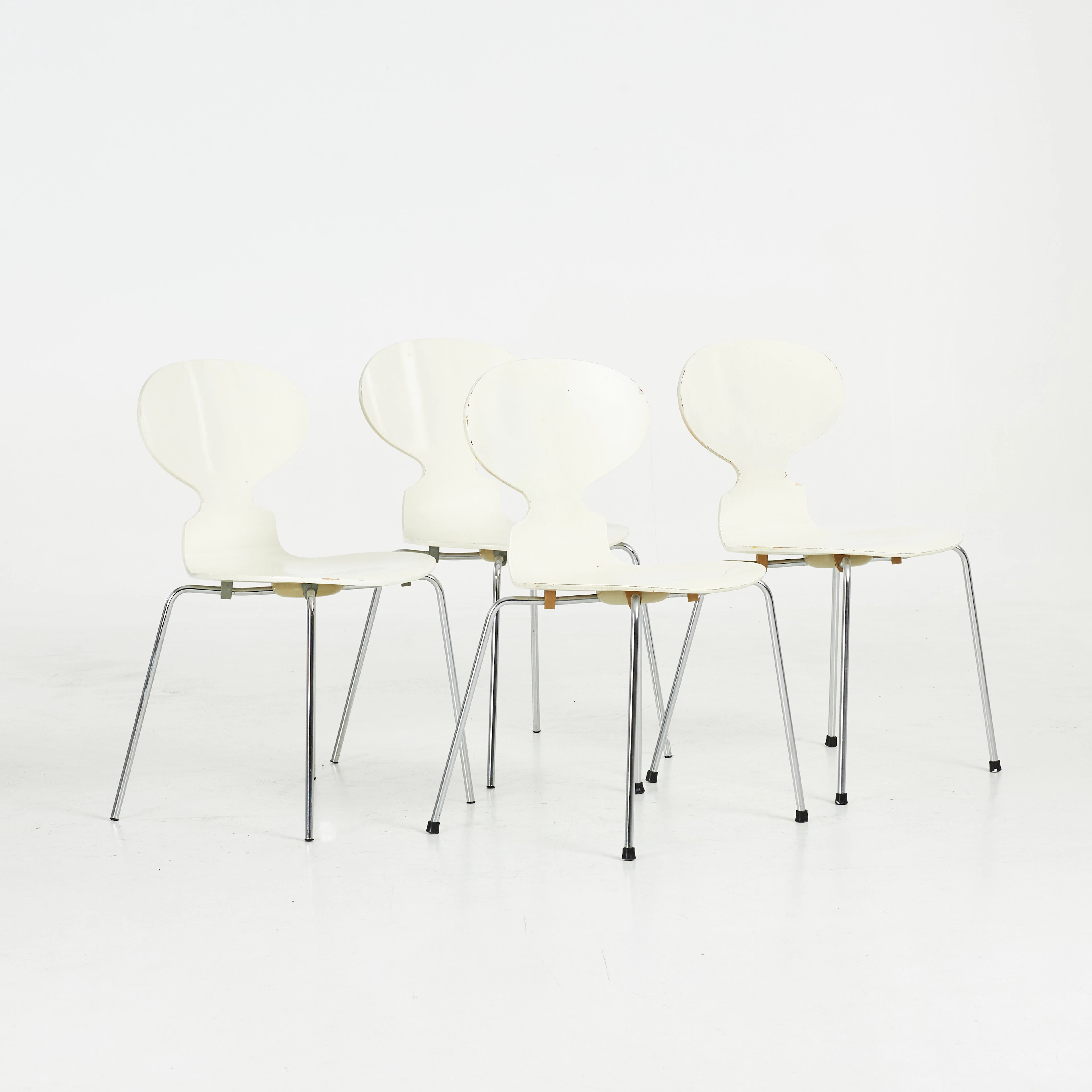 ARNE JACOBSEN. stolar, 4 st, "Myran", för Fritz Hansen, vitlackerad