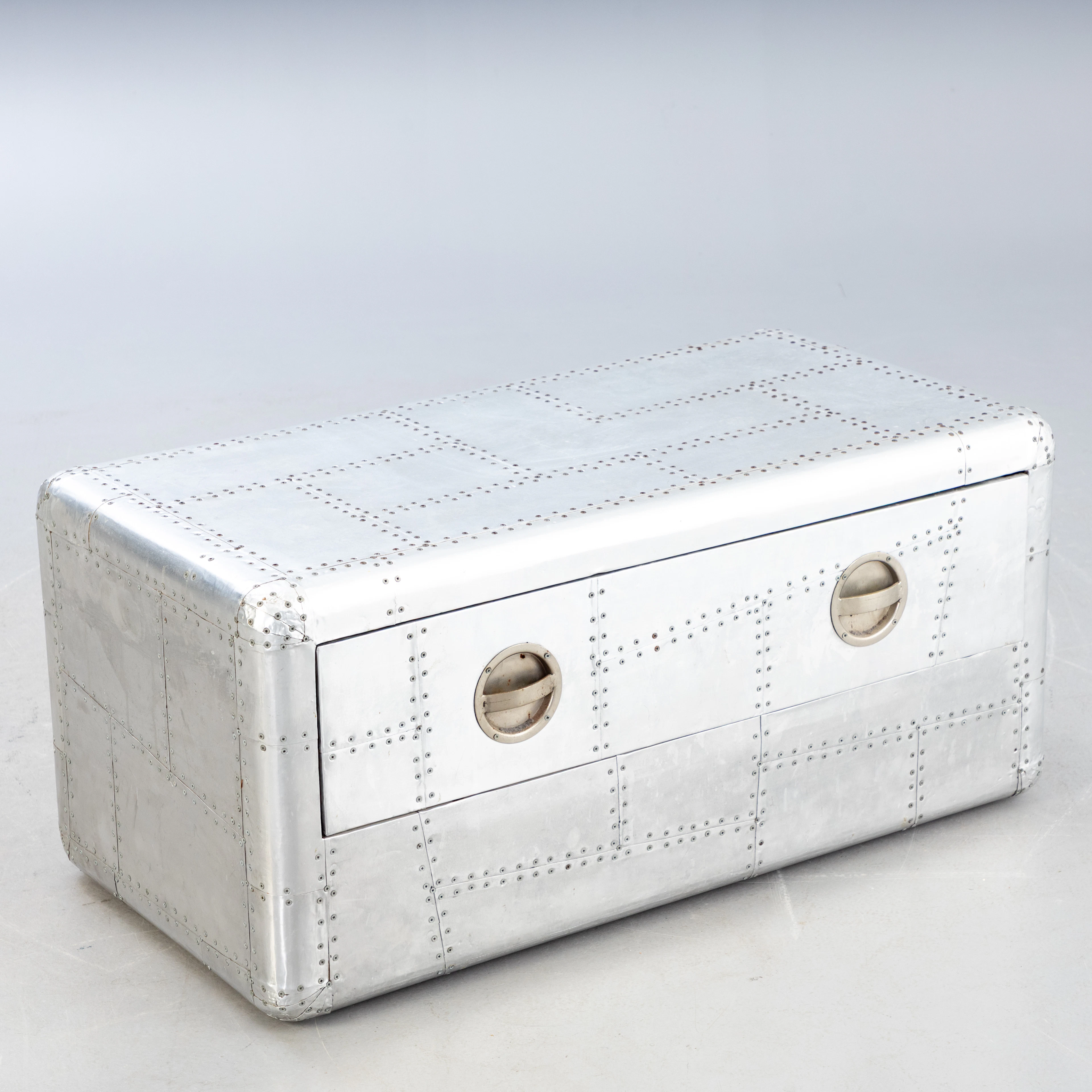 Sofatisch / Kommode aus Aluminium, 'Aviator Design'.