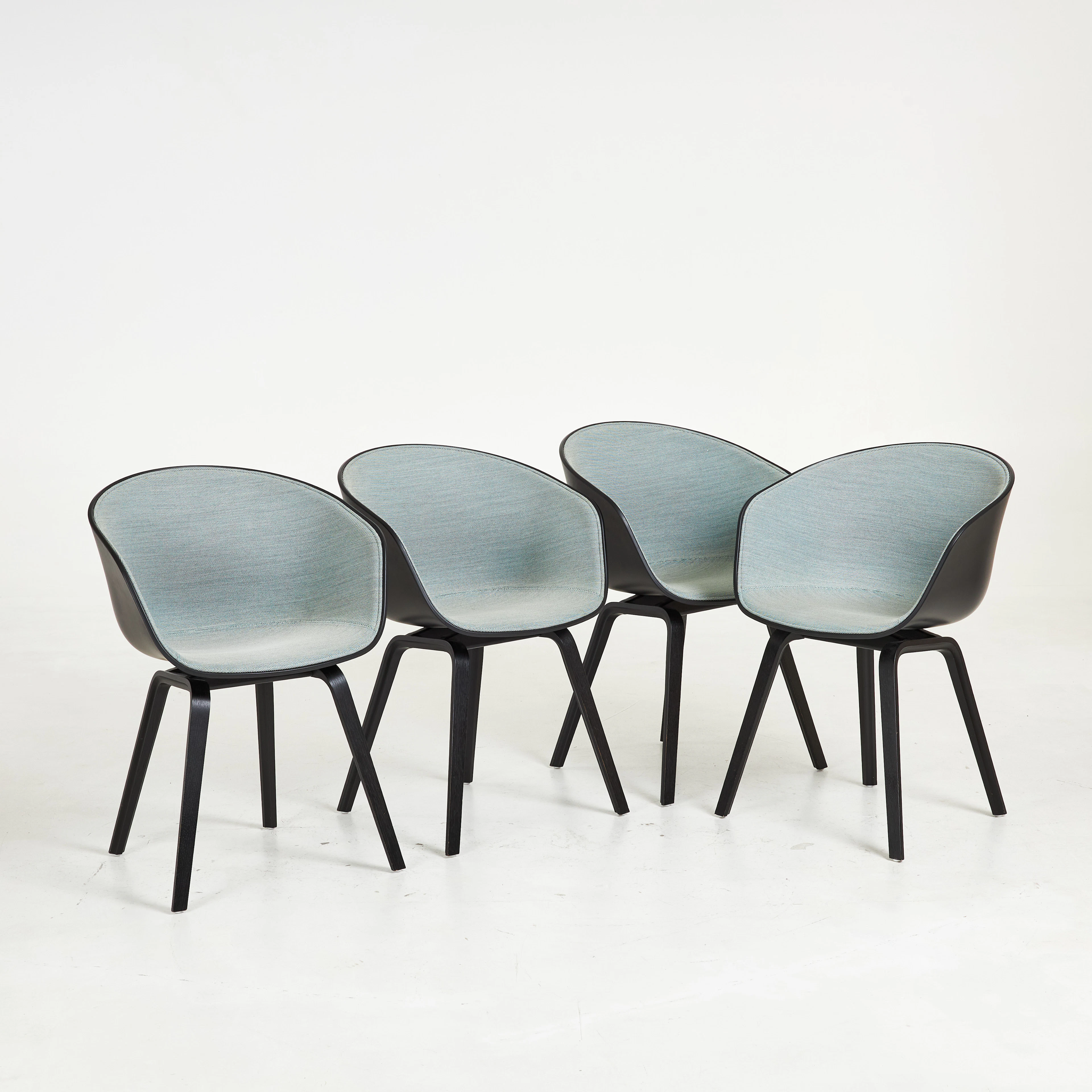 KARMSTOLAR. 4 st, "About a Chair" "AAC22", för Hay.