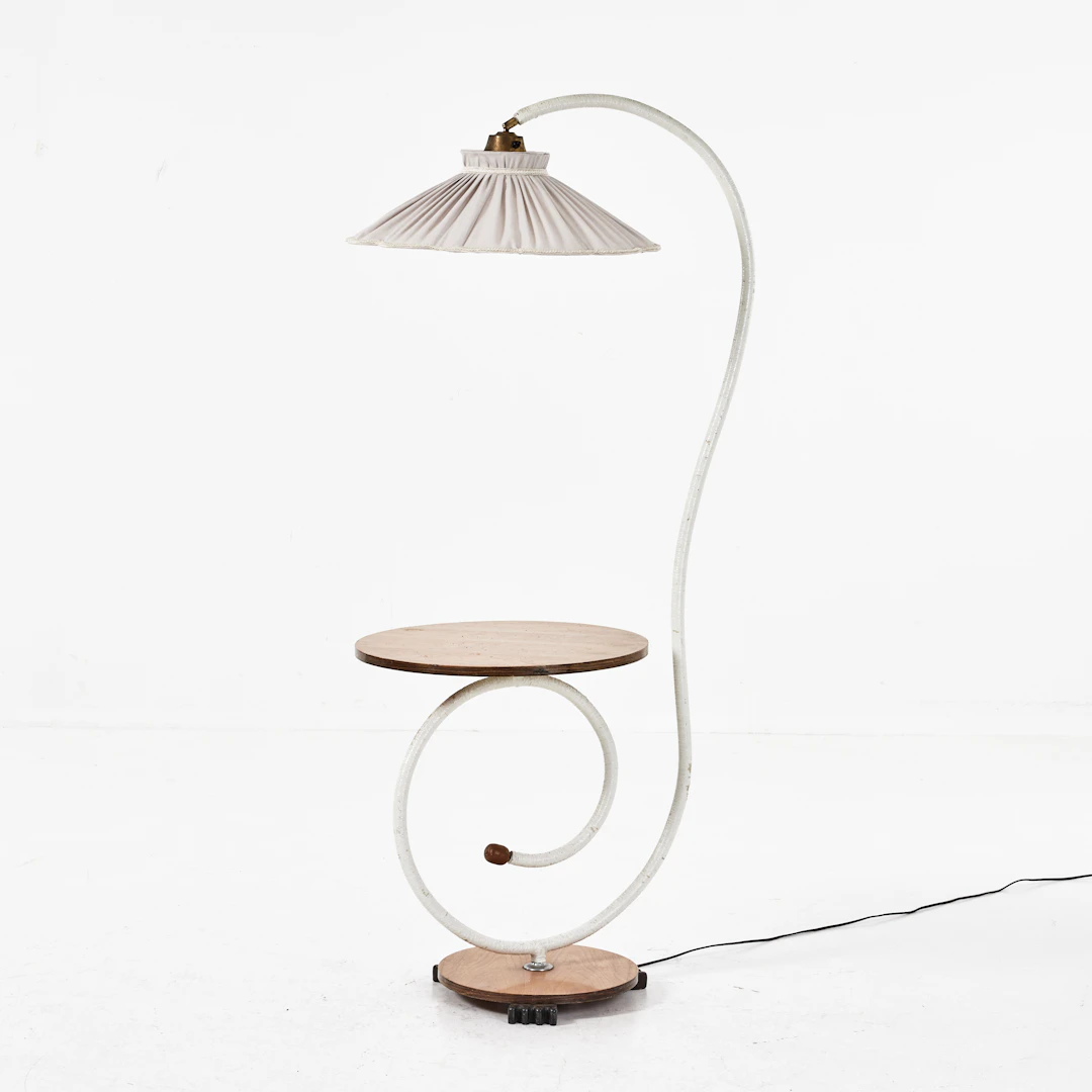 GOLVLAMPA, 1940-tal, svanhalsstång med bordsskiva, monterad på fotplatta