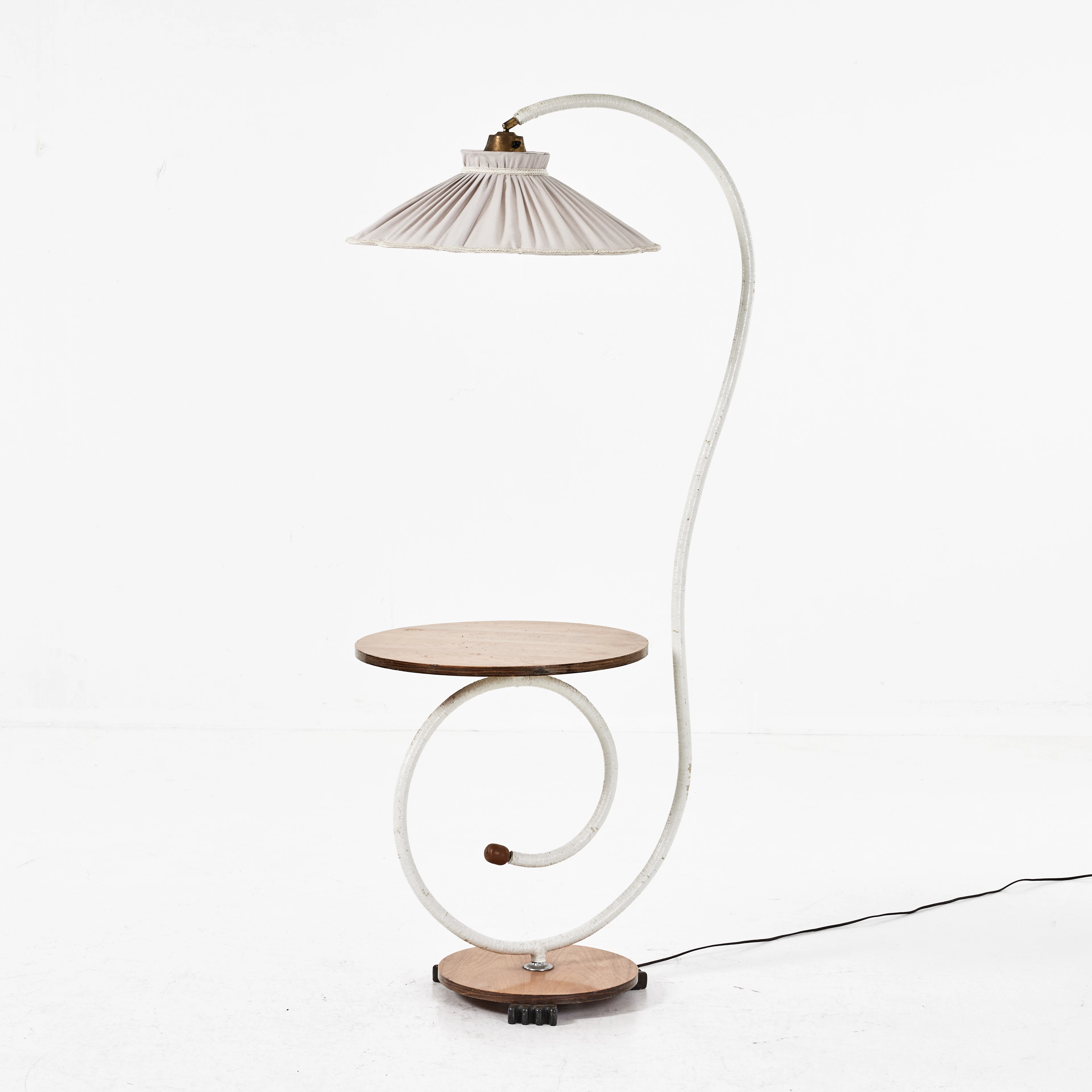 GOLVLAMPA, 1940-tal, svanhalsstång med bordsskiva, monterad på fotplatta