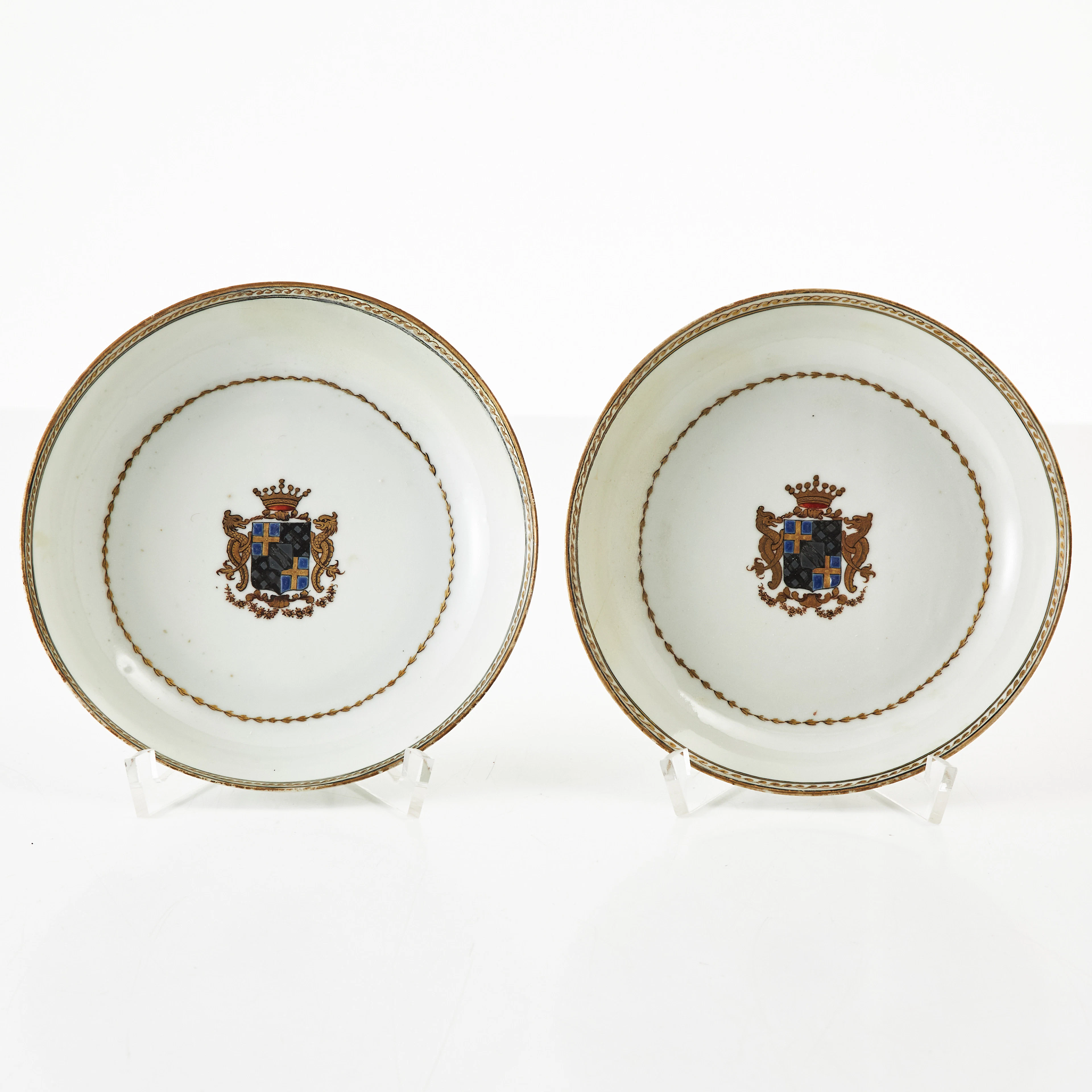ASSIETTER, ett par, porslin, Kina, Qianlong (1736-1795), vapenporslin