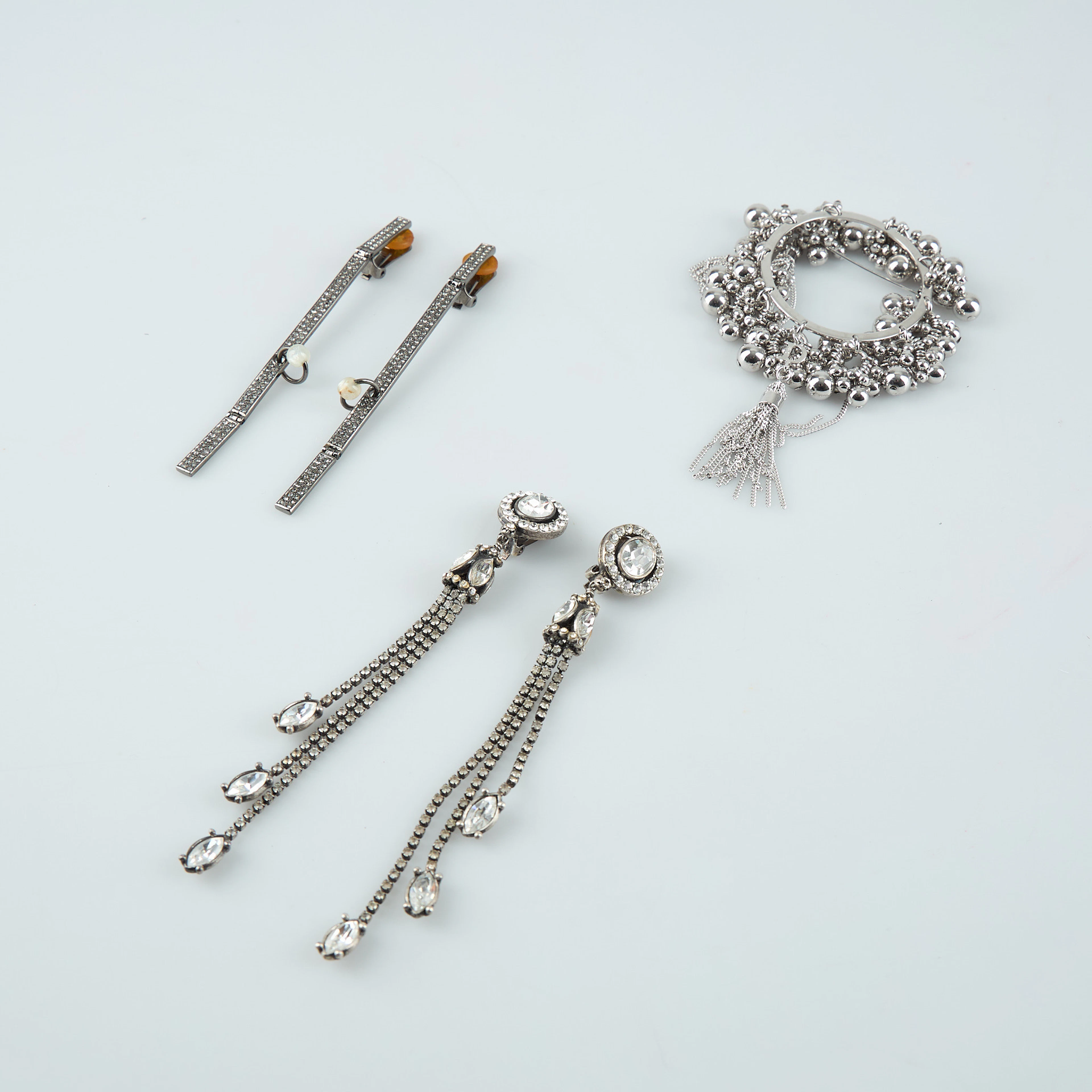 CHRISTIAN DIOR, accessoarer, 2 par örhängen, en brosch.