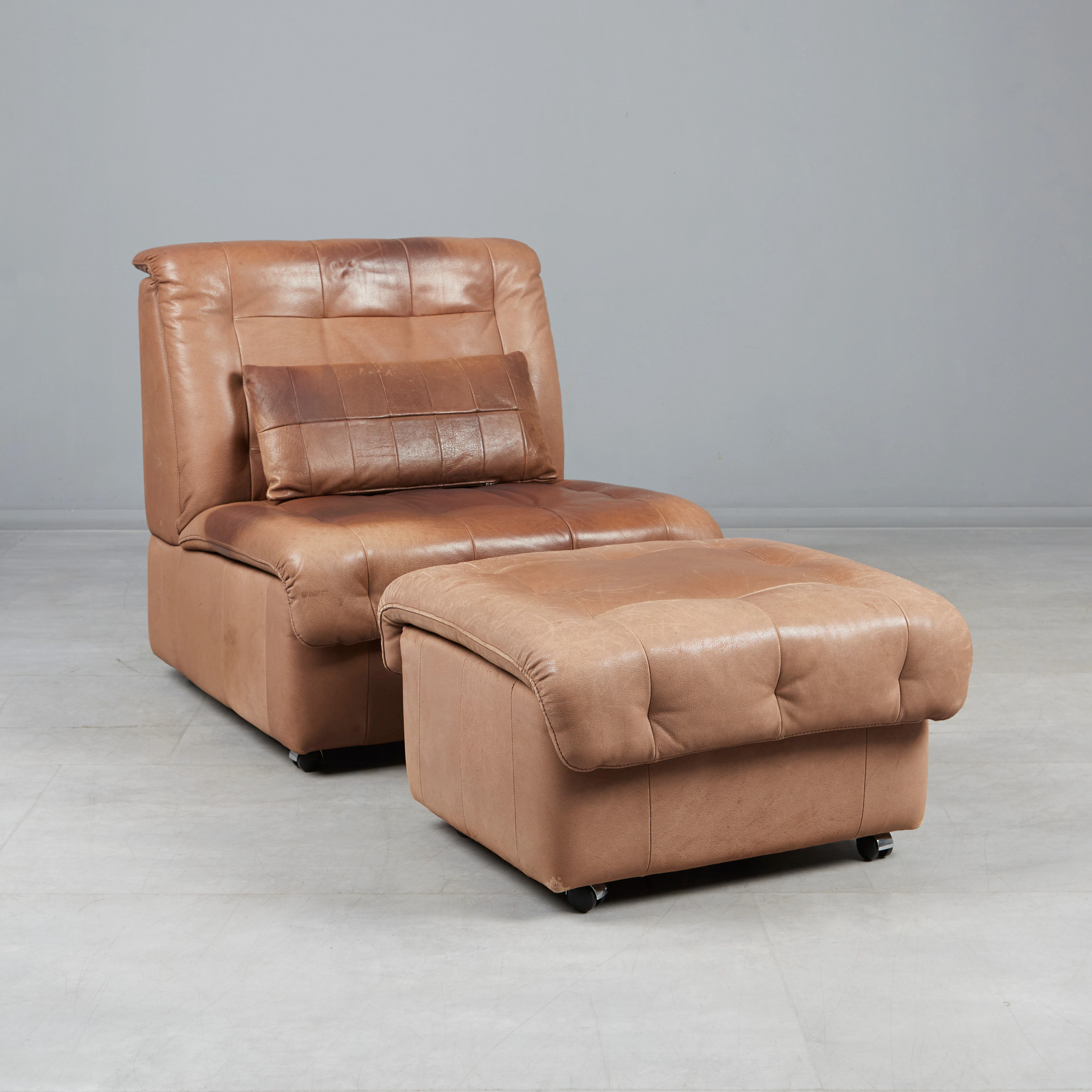 MID-CENTURY Set Sessel / Lounge Chair mit Ottomane und Kissen, Leder